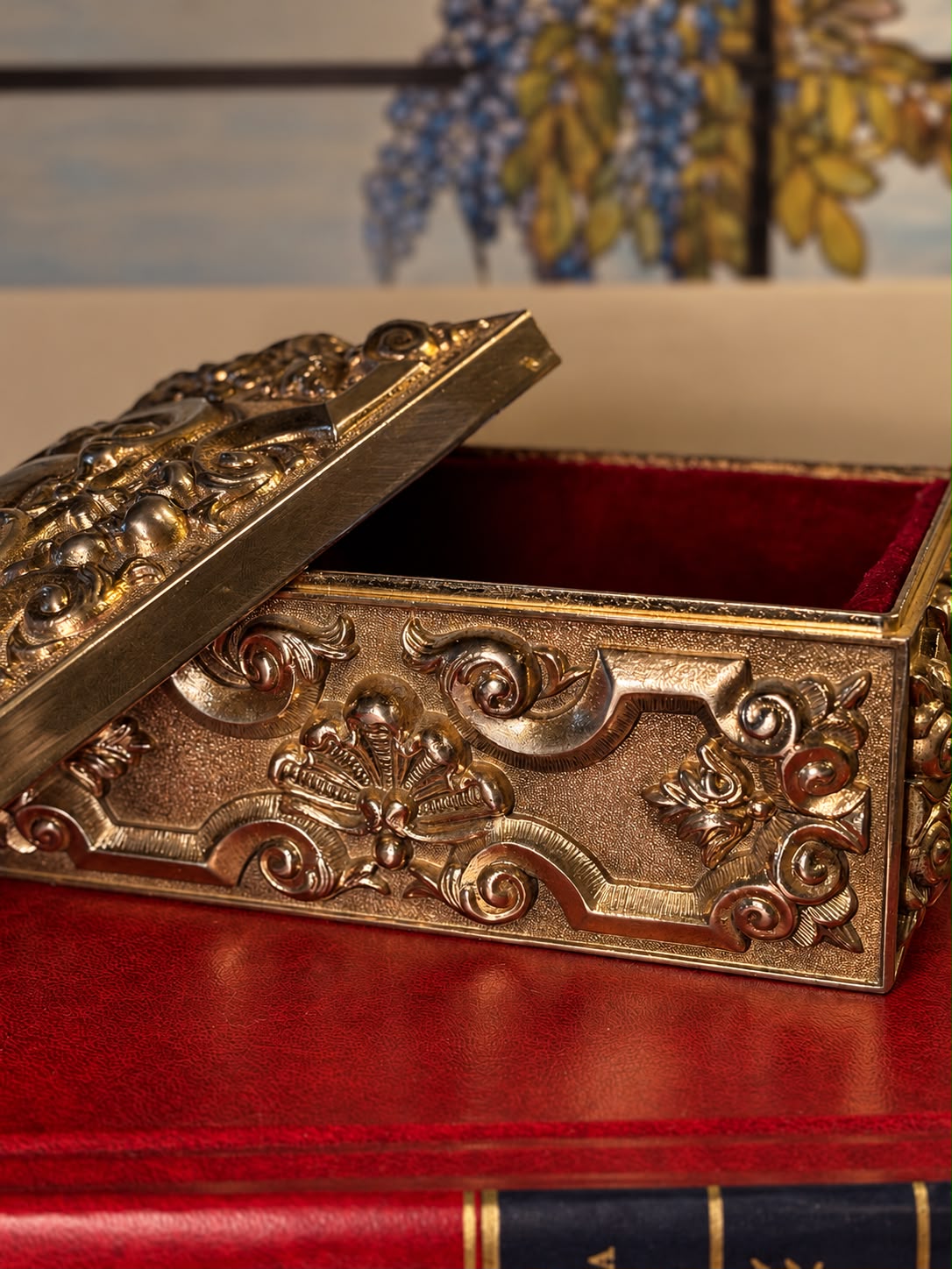 Caixa Porta-Joias em Bronze com Relevos Florais e Interior Aveludado