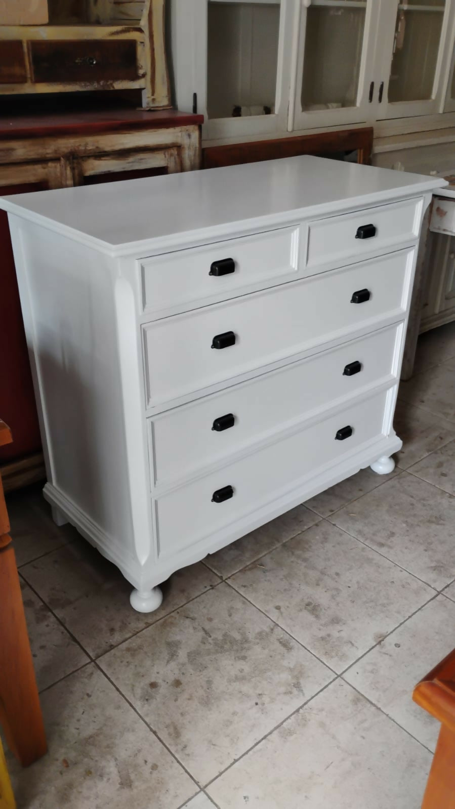 Cômoda antiga laqueada em branco