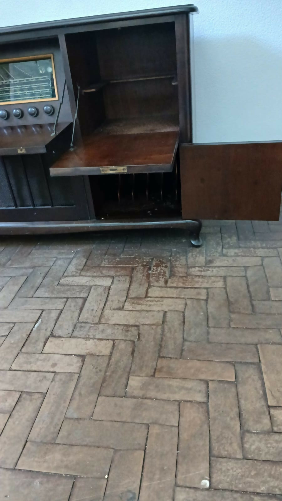 CÔMODA, radio e toca disco antigo anos 50 madeira maciça.