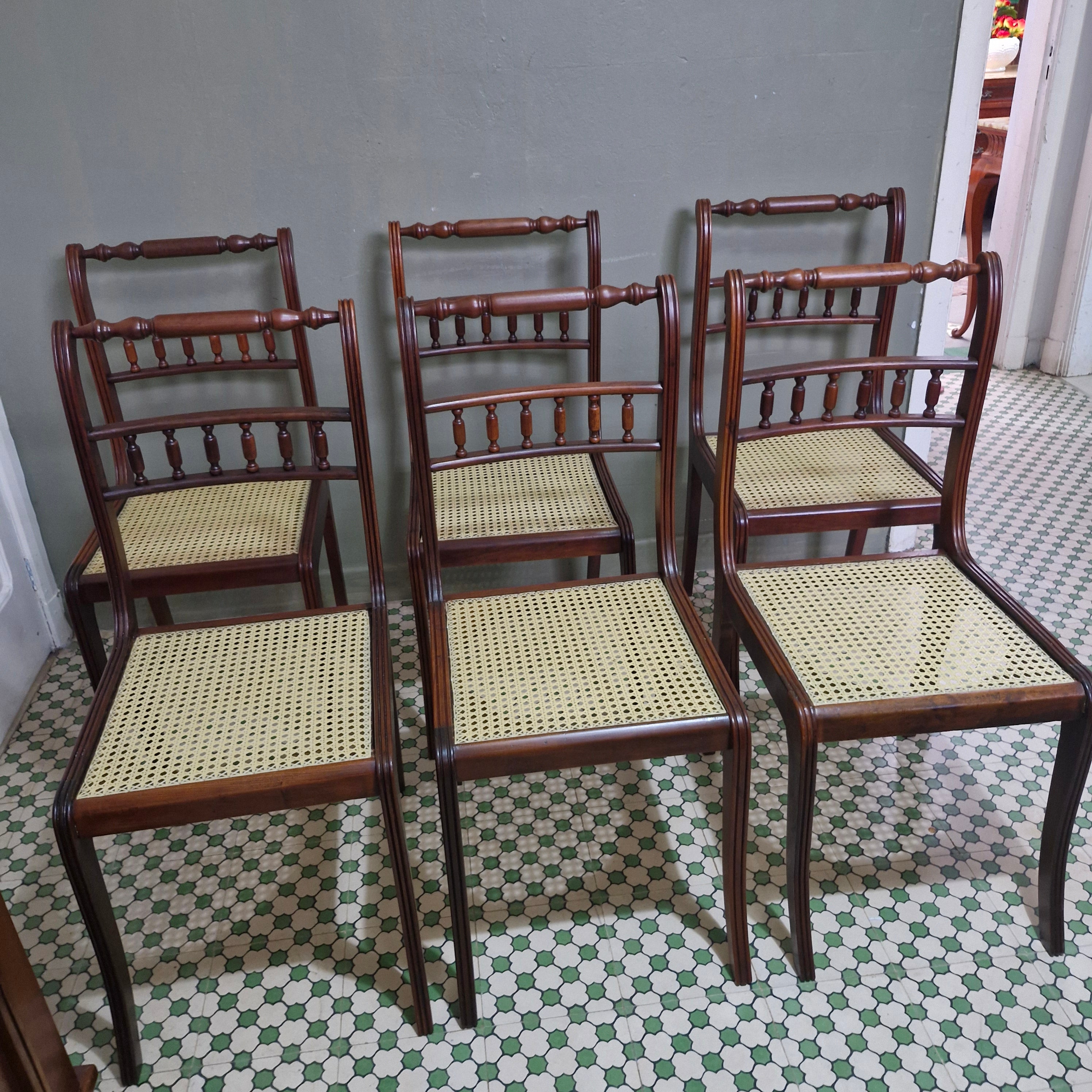 Conjunto com 6 Cadeiras estilo colonial em madeira e assento em palhinha - restauradas 