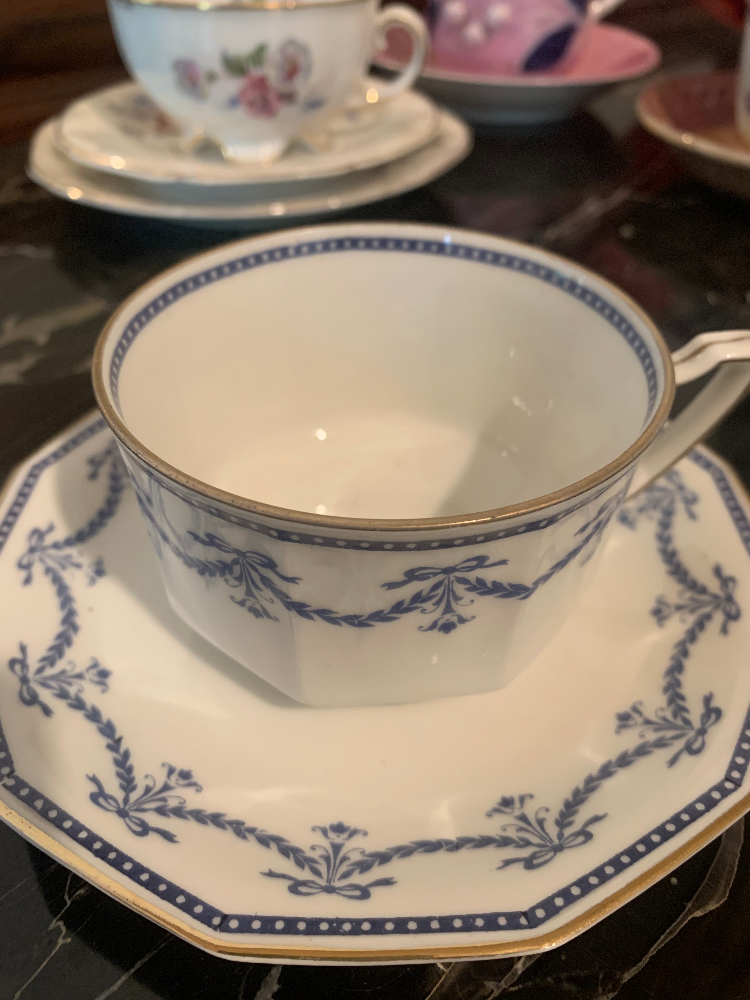 Delicadíssima xícara de chá Limoges A. Lanternier &amp; Co em perfeito estado