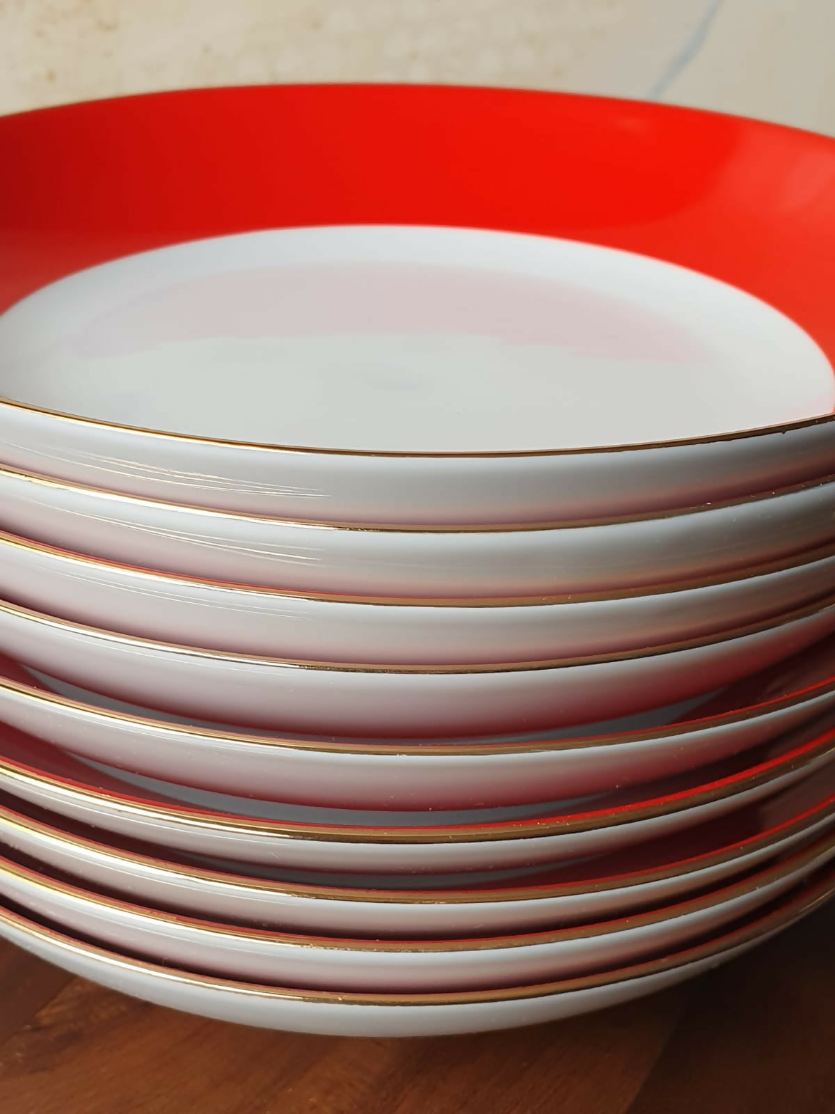 Conjunto de 18 pratos em porcelana Viva (Vista Alegre) com lindo barrado vermelho vivo e filetação a ouro 24k. Impecável!