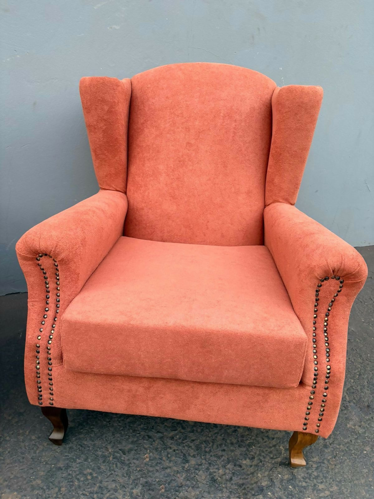 Par de Poltronas Berger – Elegância Clássica com Conforto Renovado