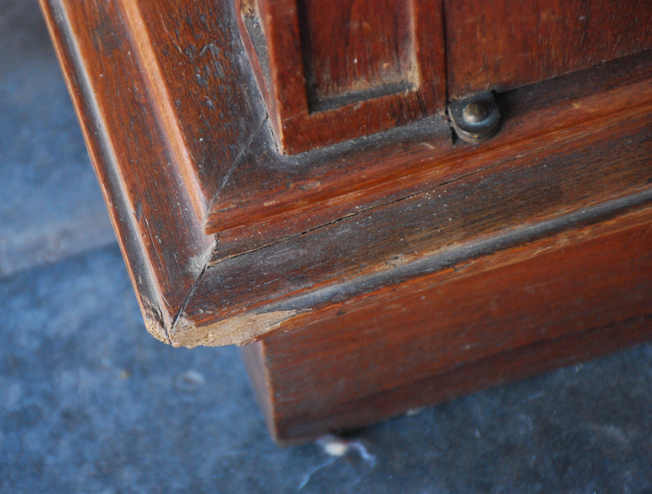 Armário Estante Arca, anos 80 em madeira entalhada e laminado imbuia