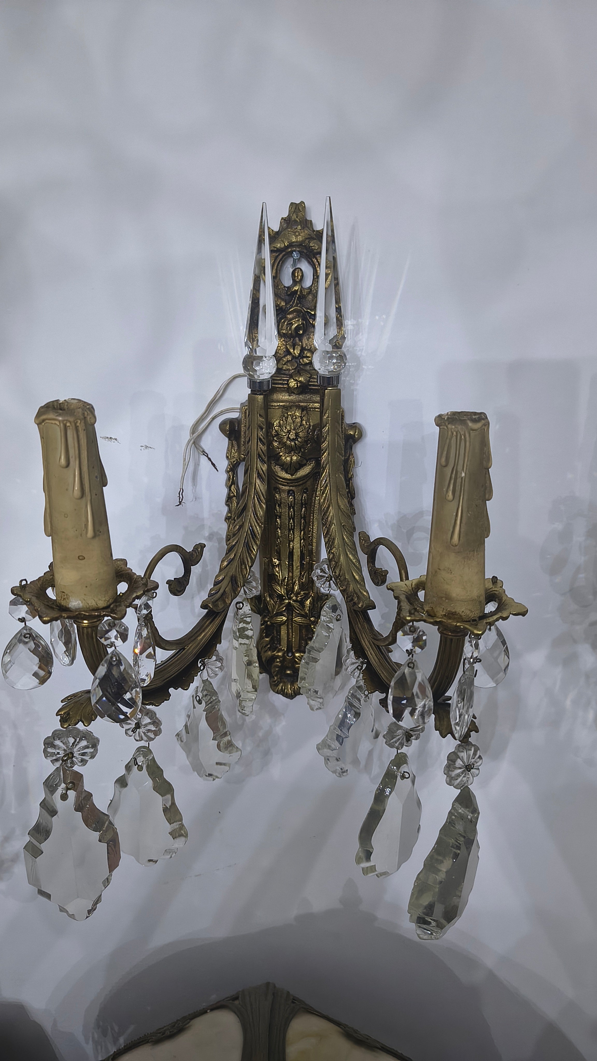Antigo par de arandelas em bronze e cristal imitando vela 