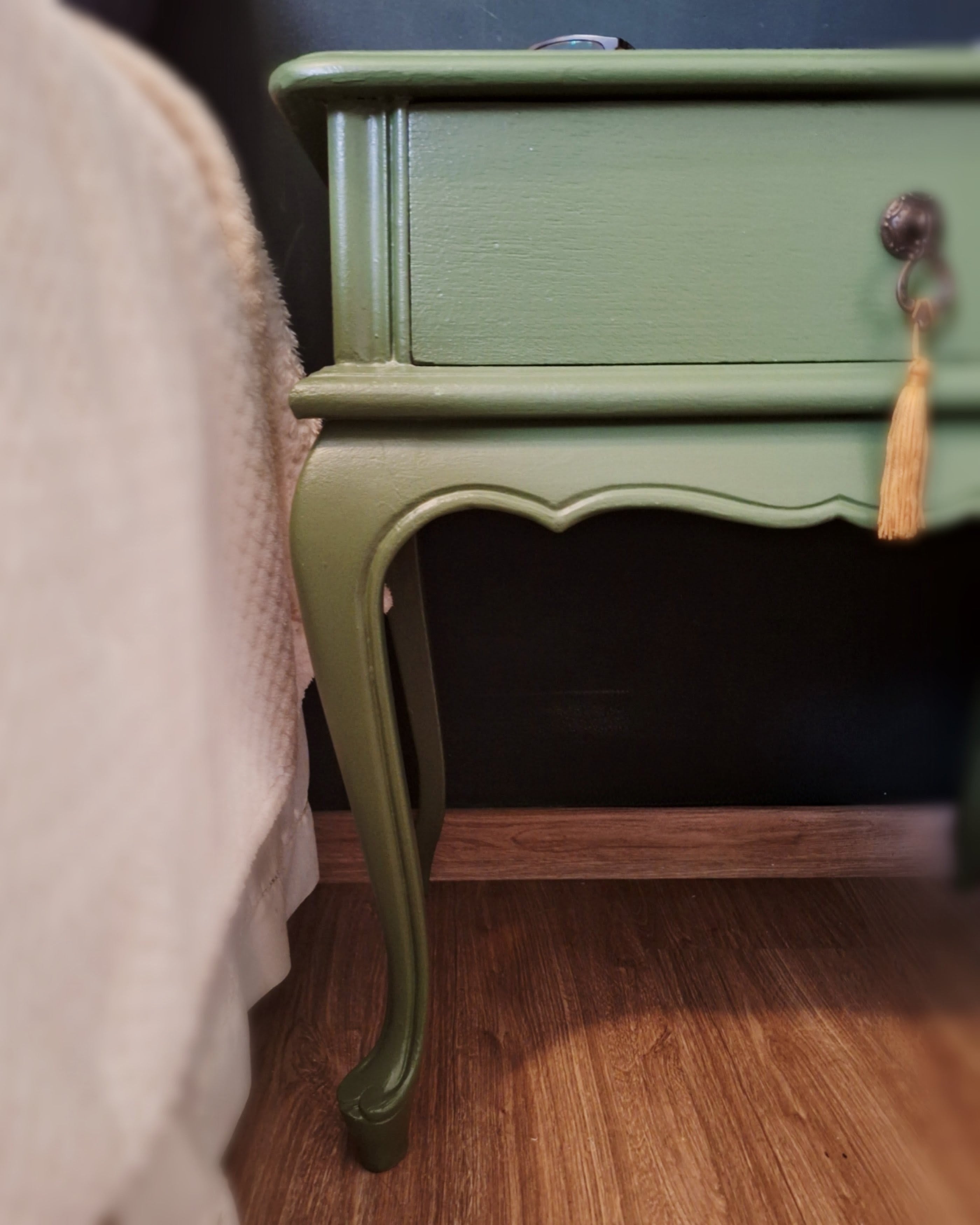 Mesa de cabeceira Chipandelle verde - restaurada 