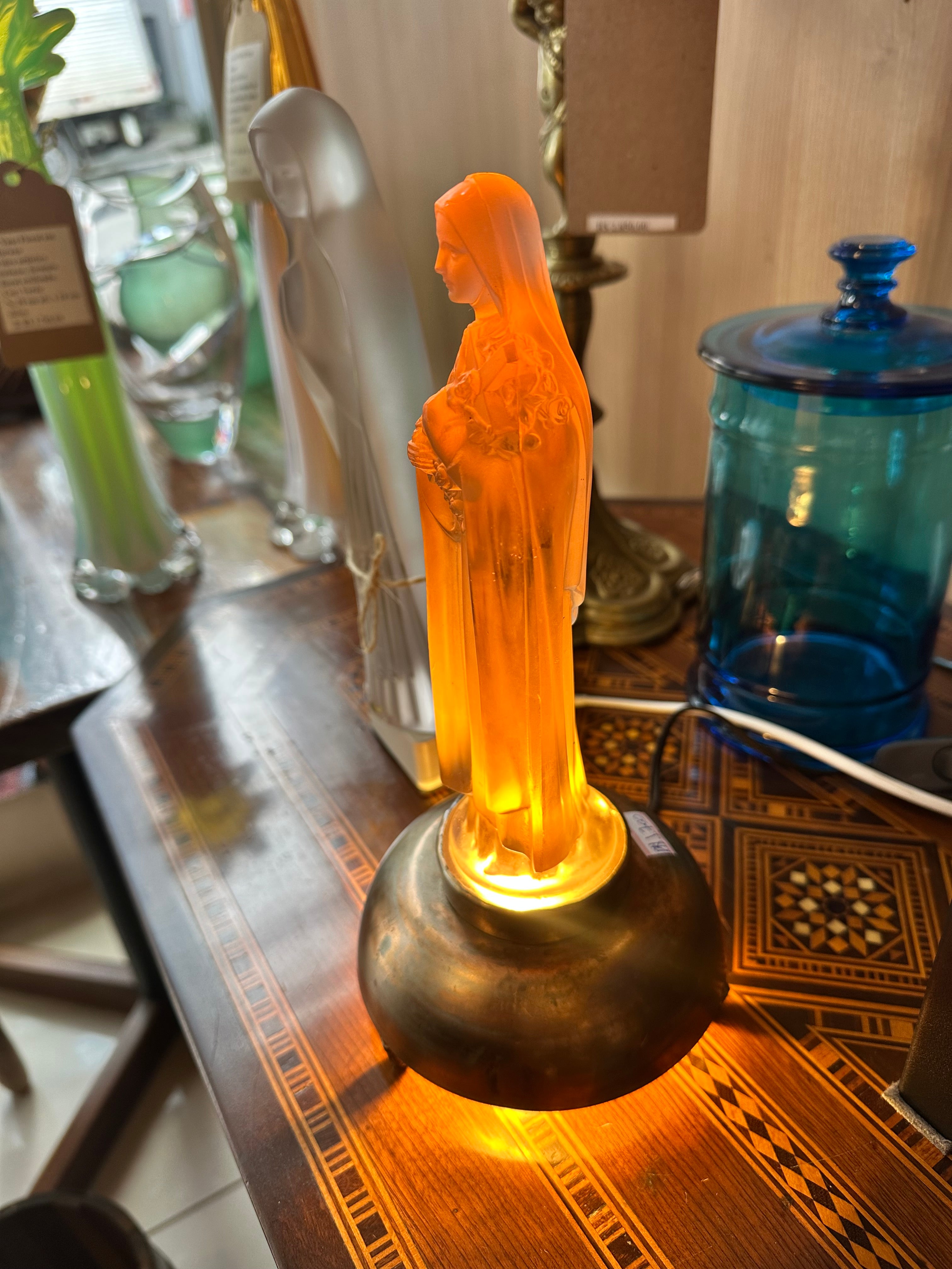 Escultura de Santa Terezinha com base de iluminação 