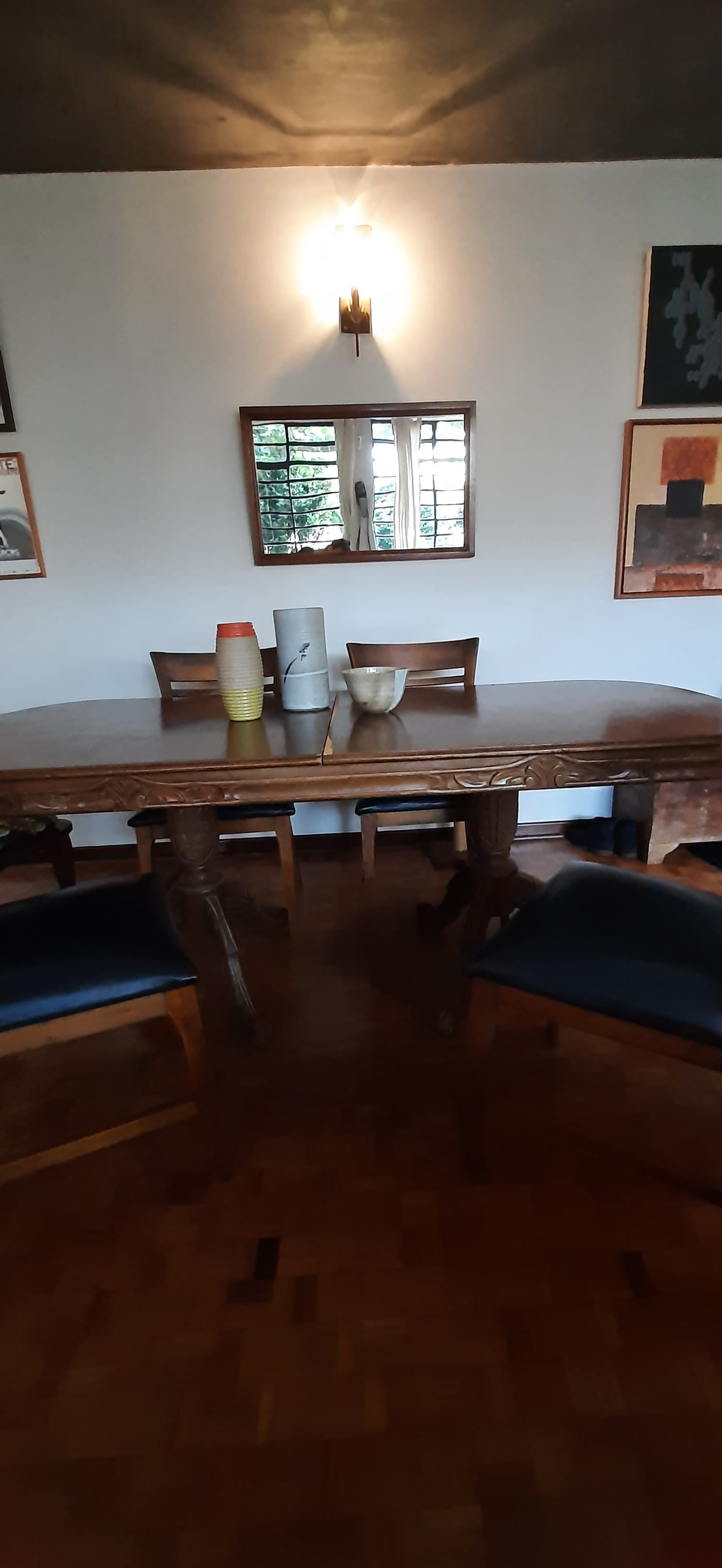 Formosa mesa de fazenda retangular arredondada com pés torneados e detalhes entalhados 