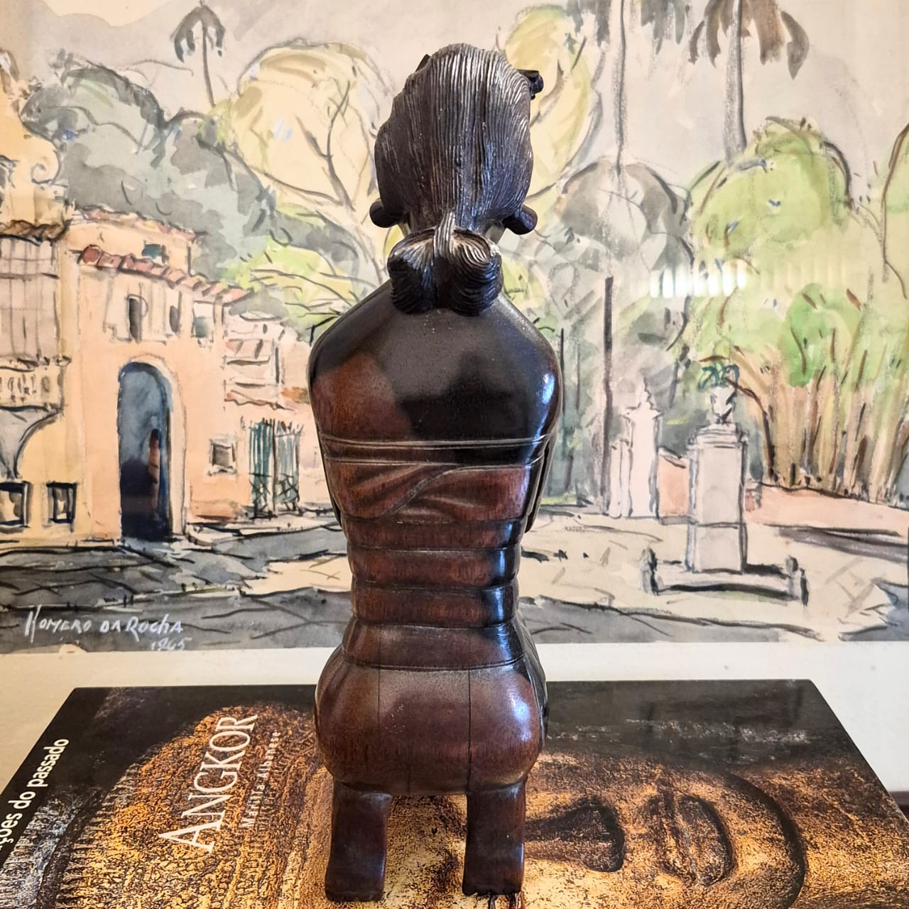 Escultura linda, de tirar o fôlego,  feita em ébano balinês.  Talhada em bloco único, estilo Art Decó (anos 30/40), representando a Dewi Sri, divindade do arroz, da fertilidade e da prosperidade.