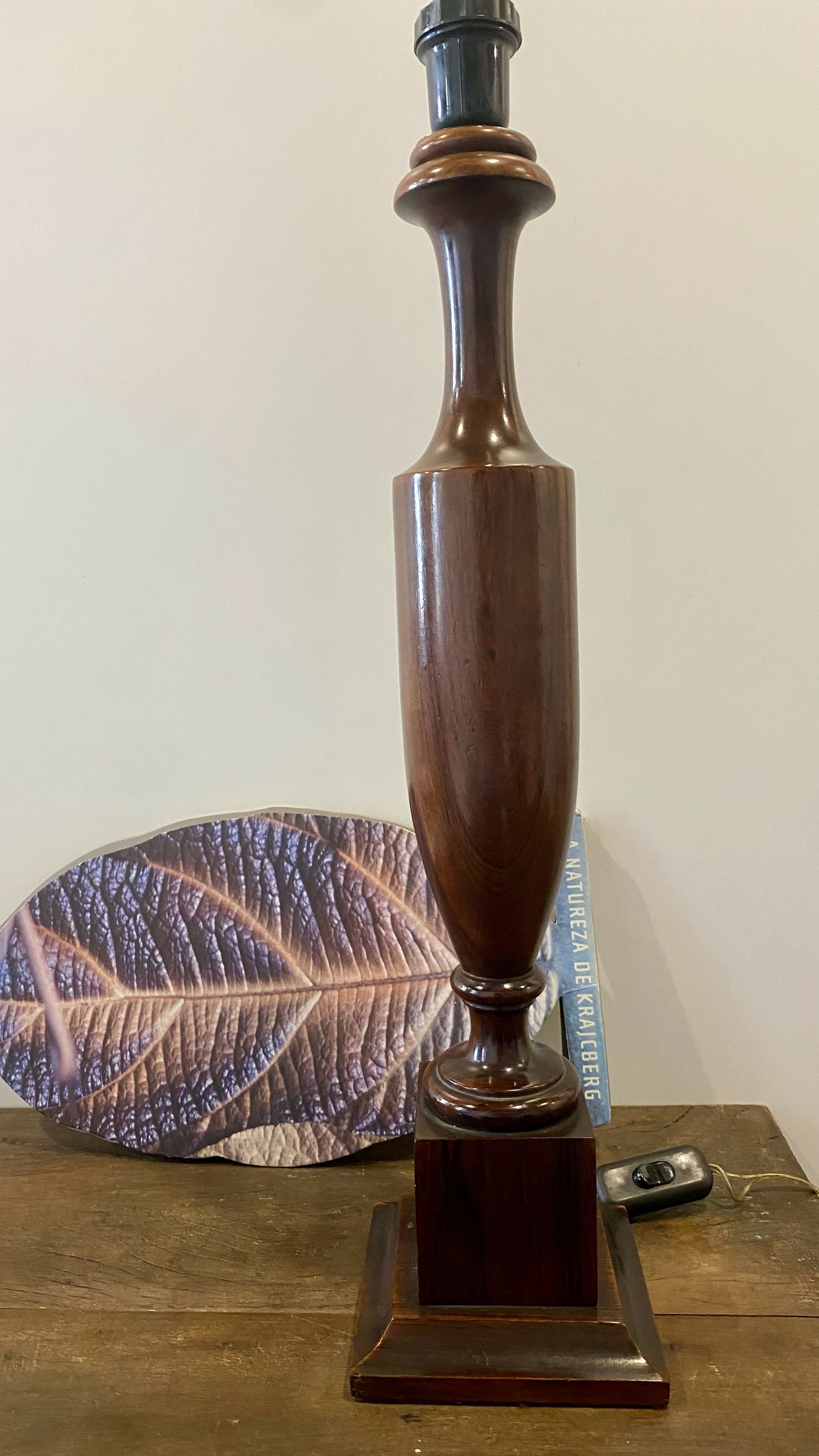 Abajur em jacarandá maciço, anos 60, em perfeito estado de conservação.