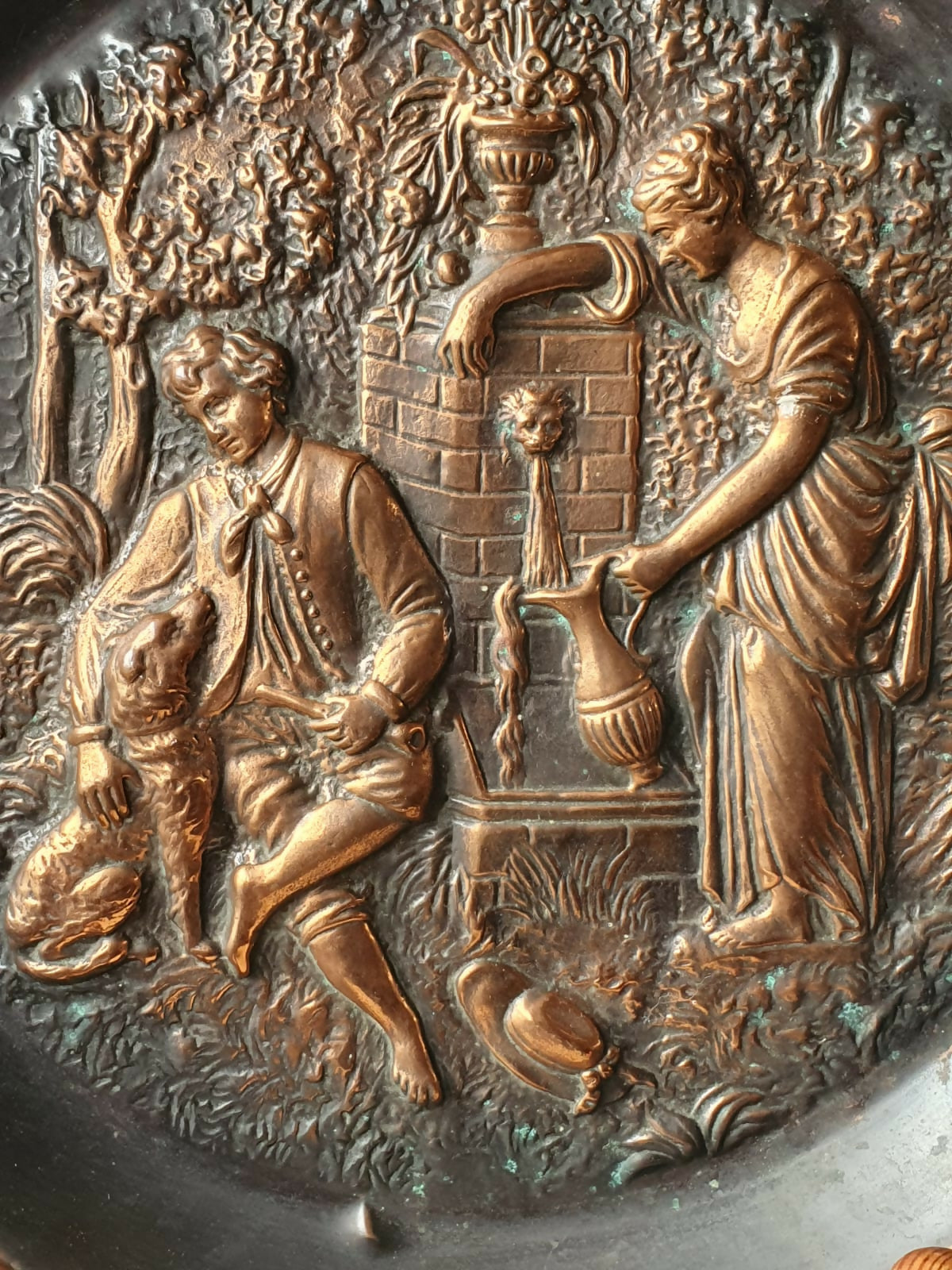 Medalhão decorativo incrível em cobre repuxado com cena galante em alto relevo na reserva central