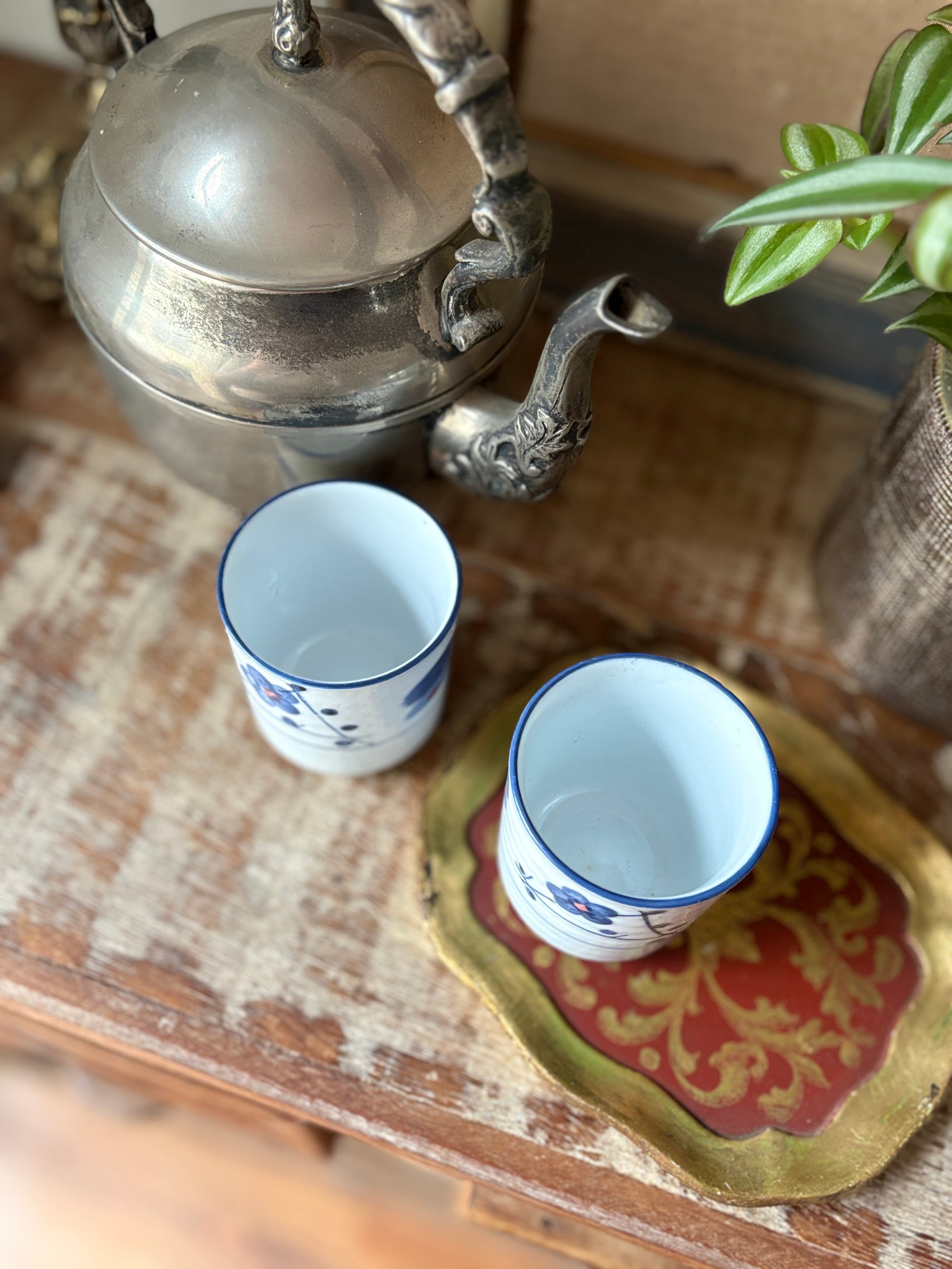 Par de canecas de chá japonesas em porcelana azul e branco 