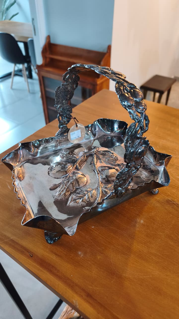 Fruteira Decorativa em Metal Prateado com Alça Ornamentada – Estilo Clássico