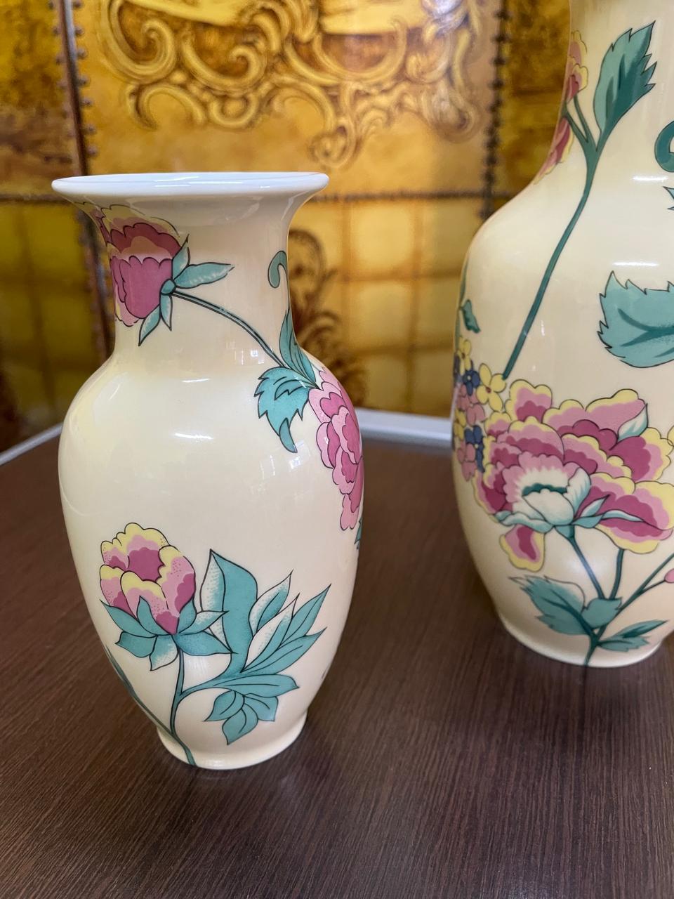 Vasos decorativos antigos marca GERMER. com estampa Flora delicada 