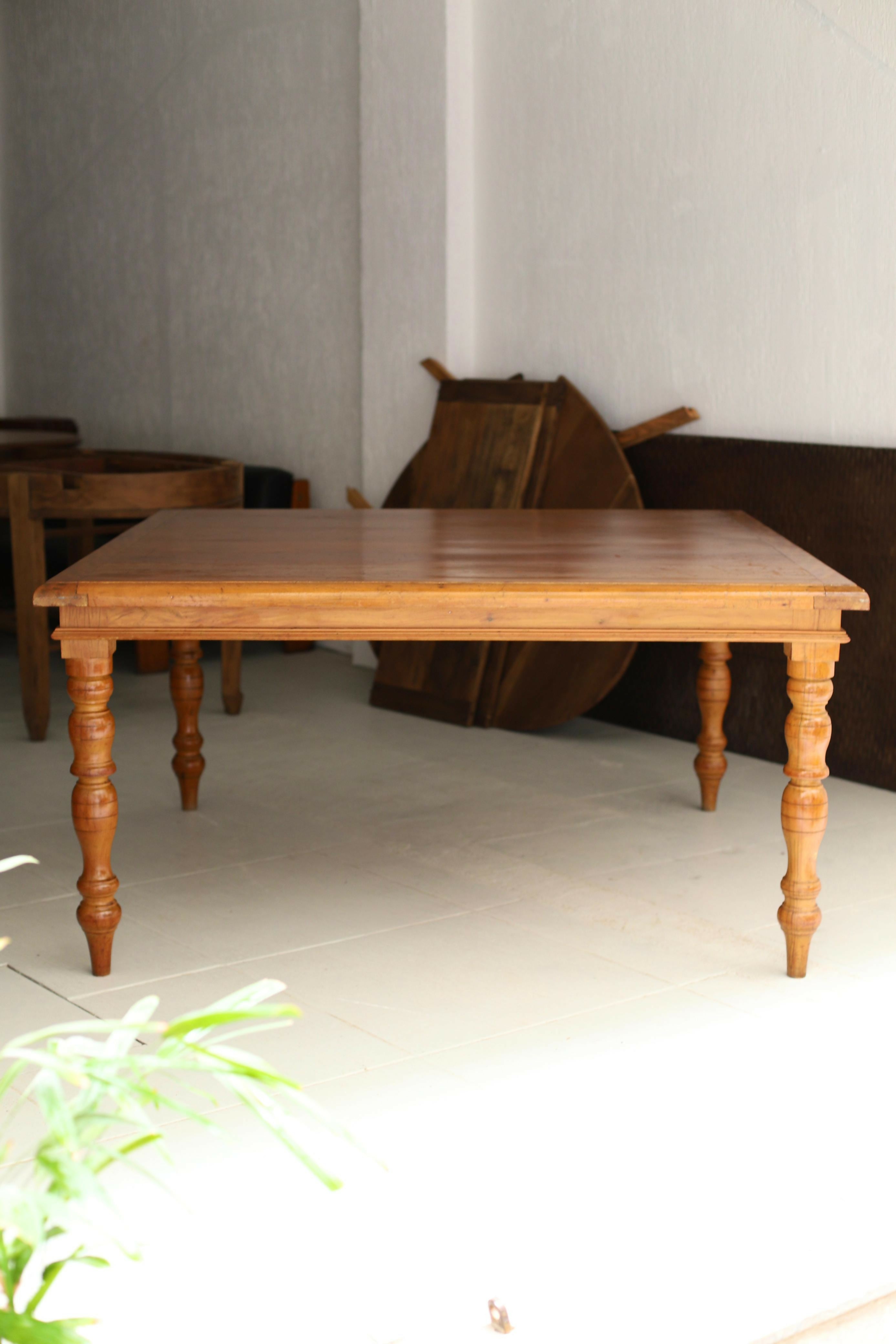 Mesa de jantar em peroba maciça