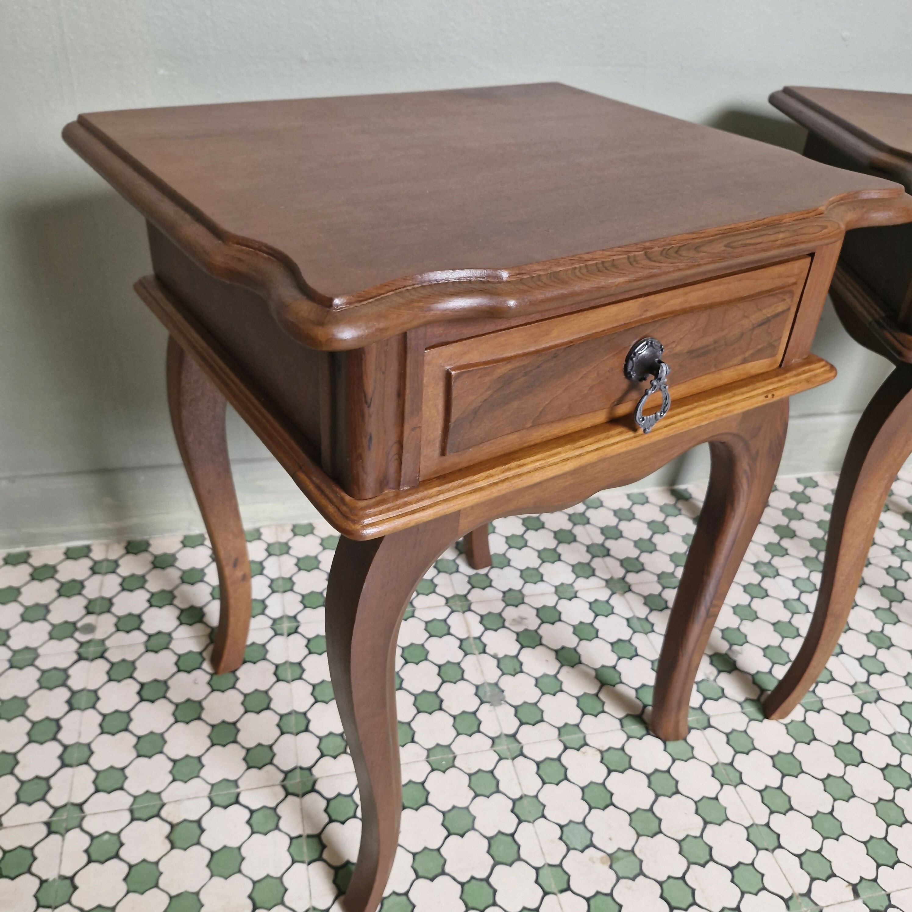 Mesas de Cabeceira Provençal