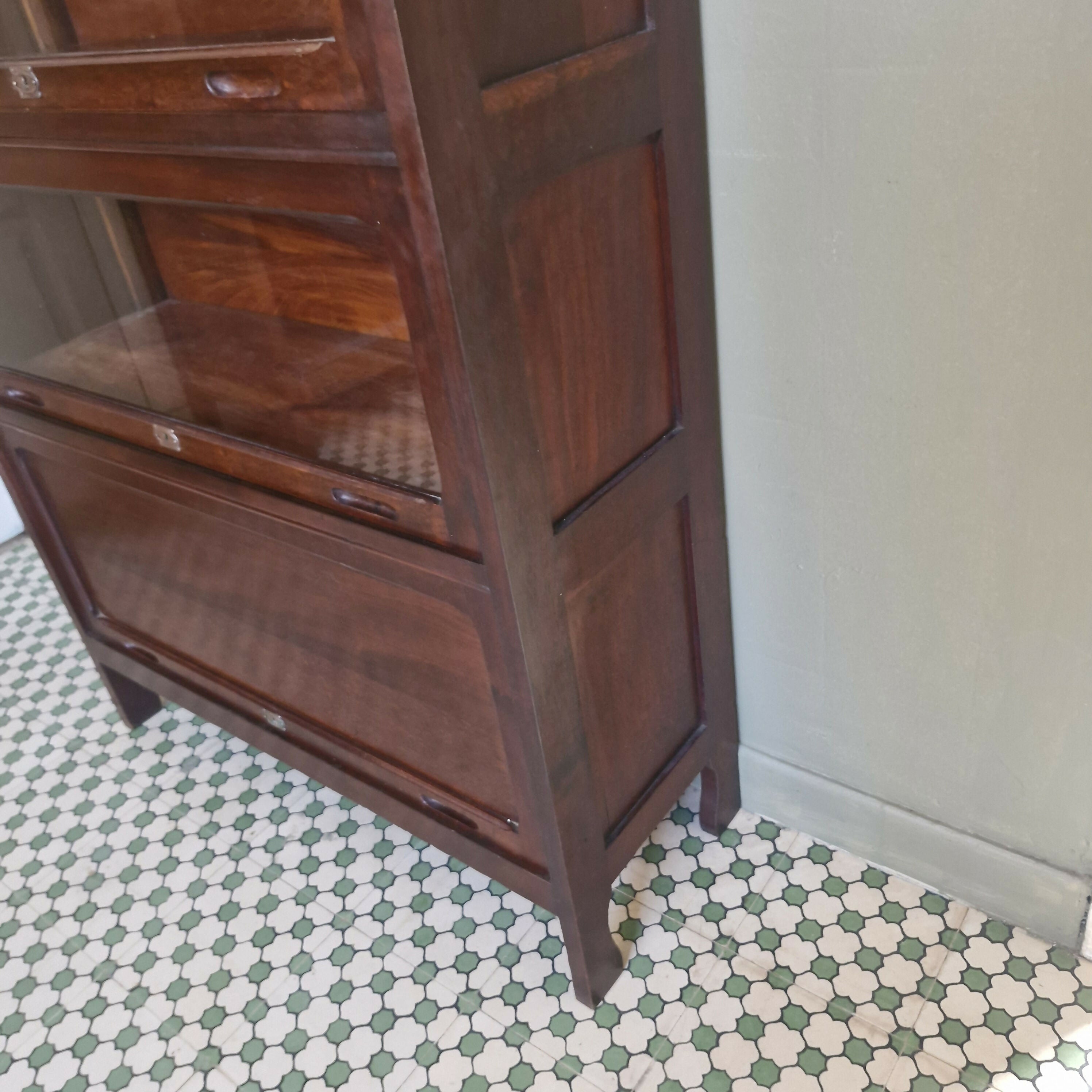 Livreiro Portas Basculantes.