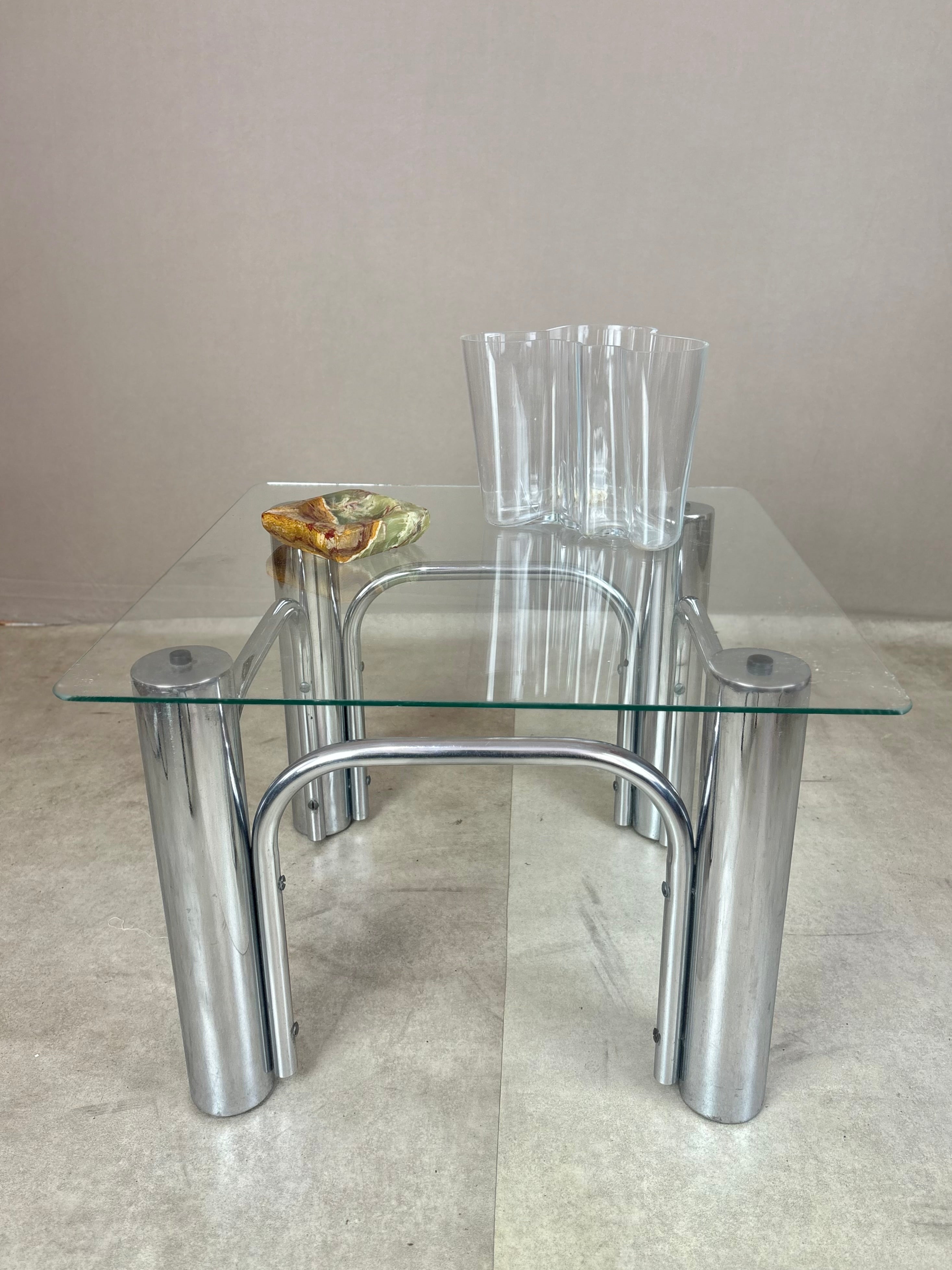 Mesa lateral cromada quadrada com tampo em vidro - anos 70