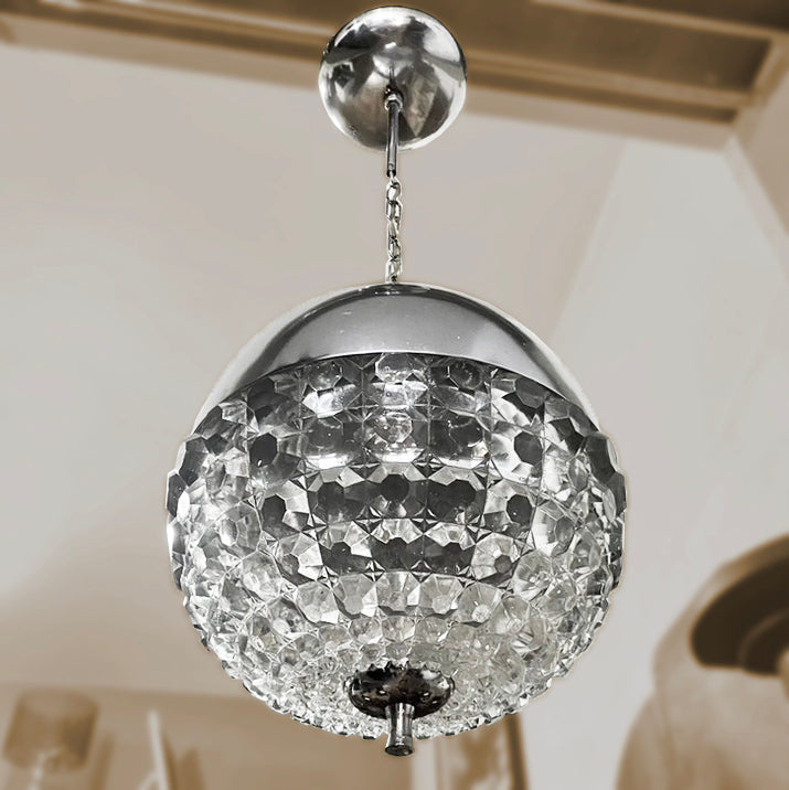 Luminária pendente Mid Century redonda em metal cromado e vidro cristal 