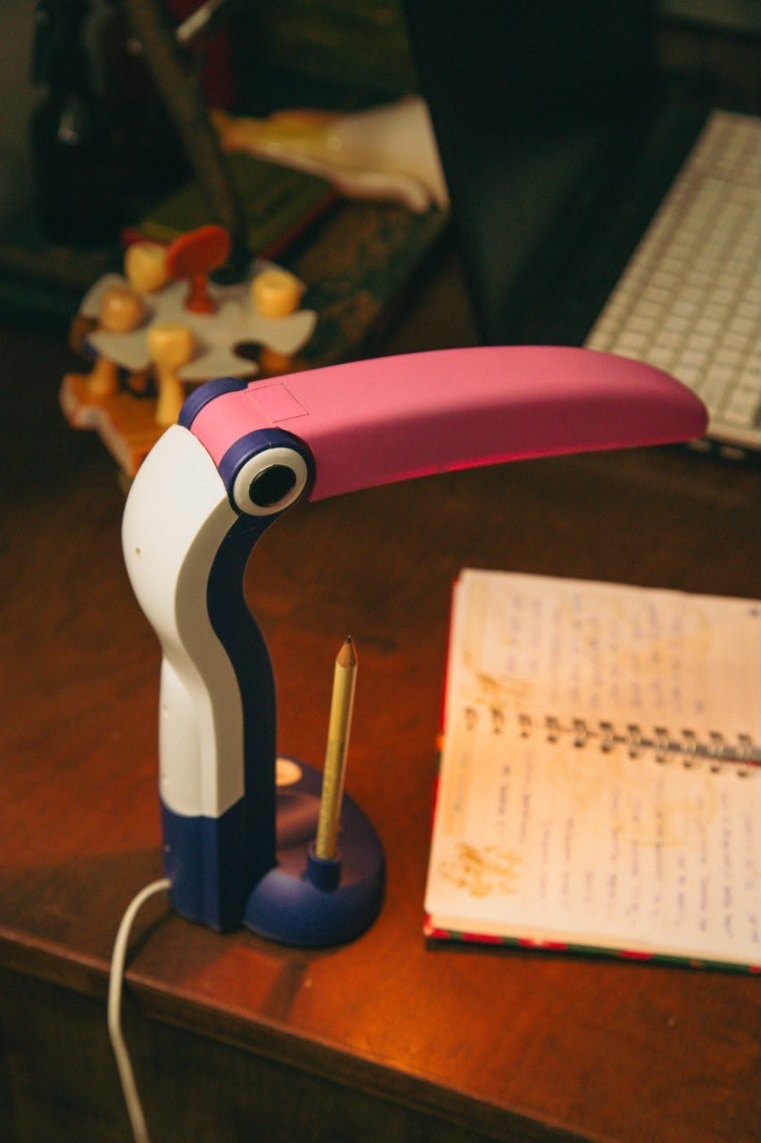 Luminária Tucano com porta lápis (Anos 80/90) – Modelo Especial Roxo e Rosa