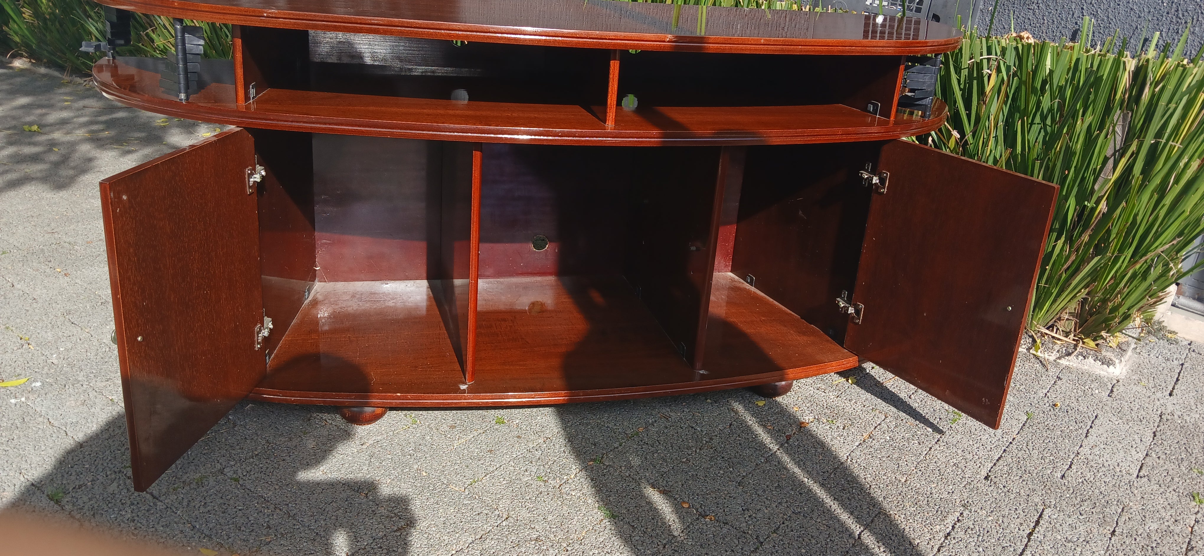 Rack Buffet arredondado em madeira escura com portas 