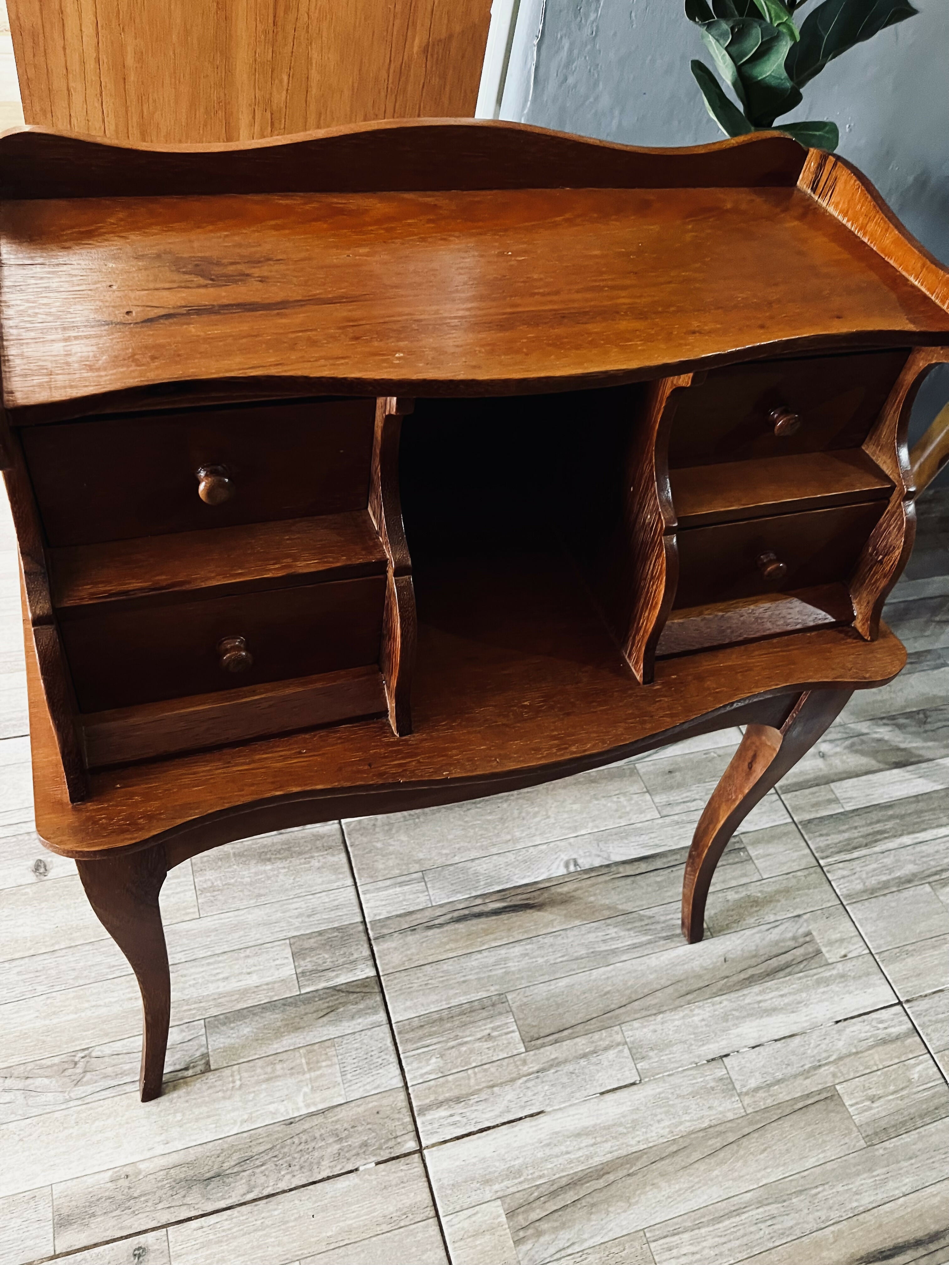 Mesinha de cabeceira em madeira anos 50 com 4 gavetas