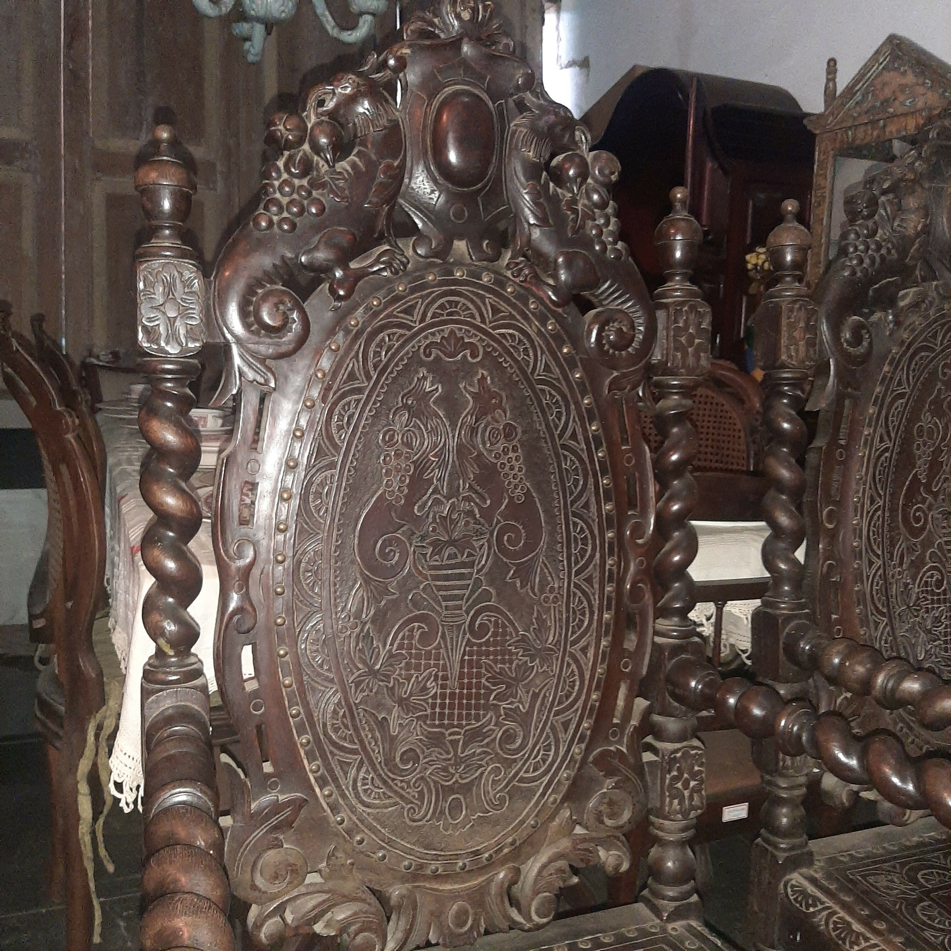 Antigo par de cadeiras Manuelinas com braço e assento em couro