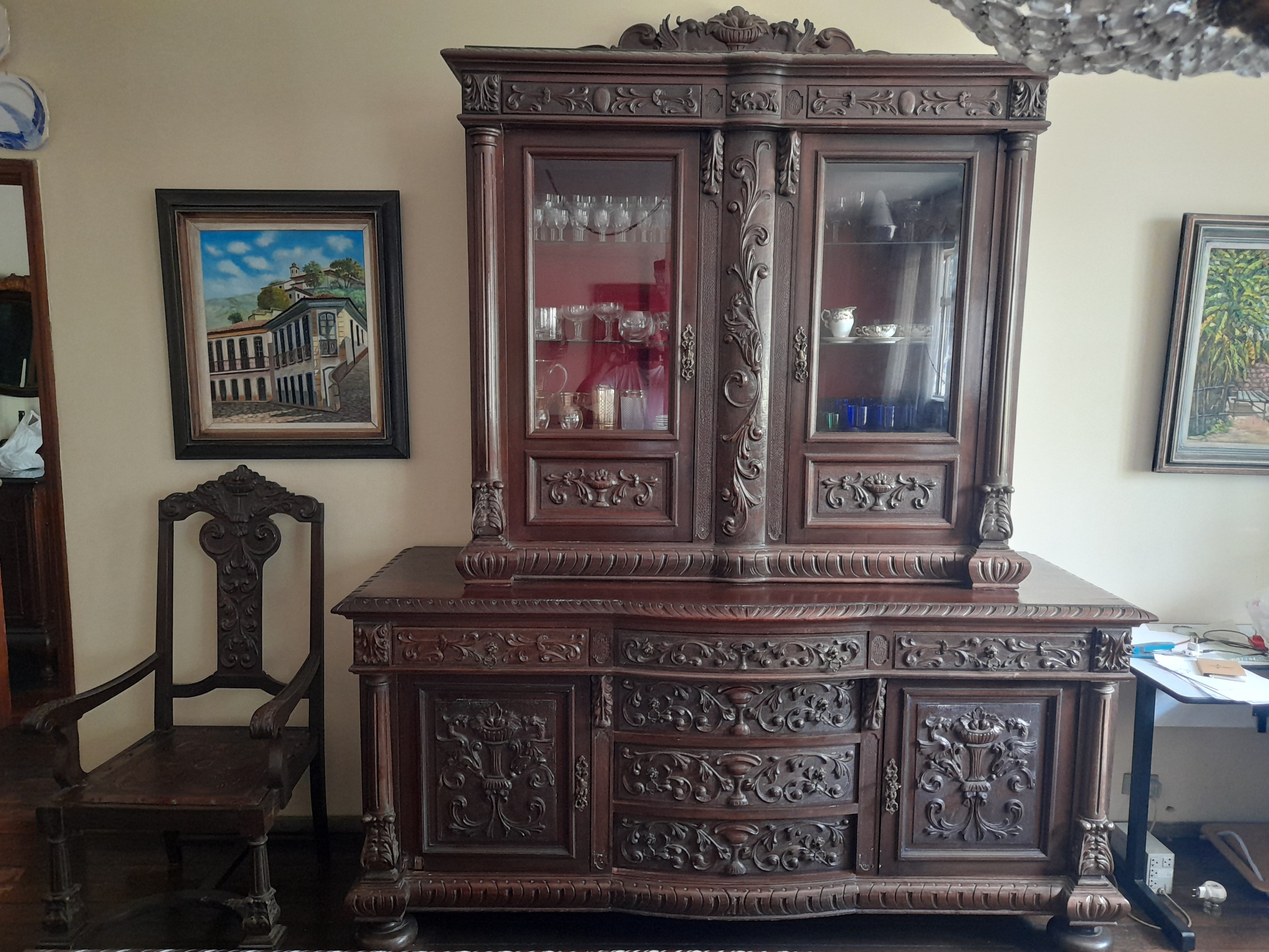 CONJUNTO SALA DE JANTAR CLÁSSICO ENTALHADO EM MADEIRA NOBRE – ESTILO RENASCENTISTA (Mesa, cadeiras, Buffet, Cristaleira) 