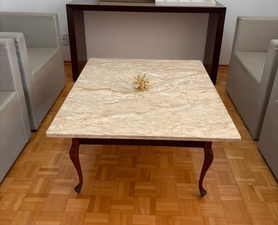 Mesa de Centro Antiga Clássica – Madeira Nobre e Tampo de Mármore (Estilo Luís XV / Vintage).