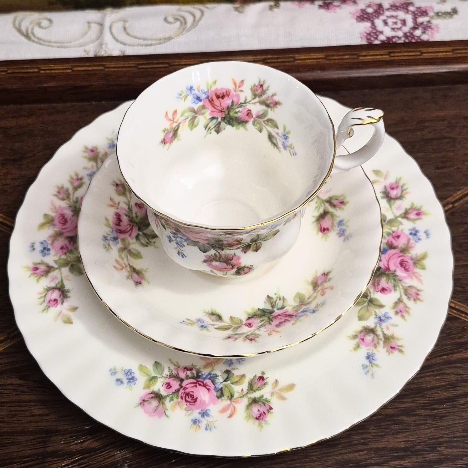 Trio de chá em porcelana Fine Bone China inglesa vintage Royal Albert,  modelo Moss Rose. Maravilhoso e impecável.