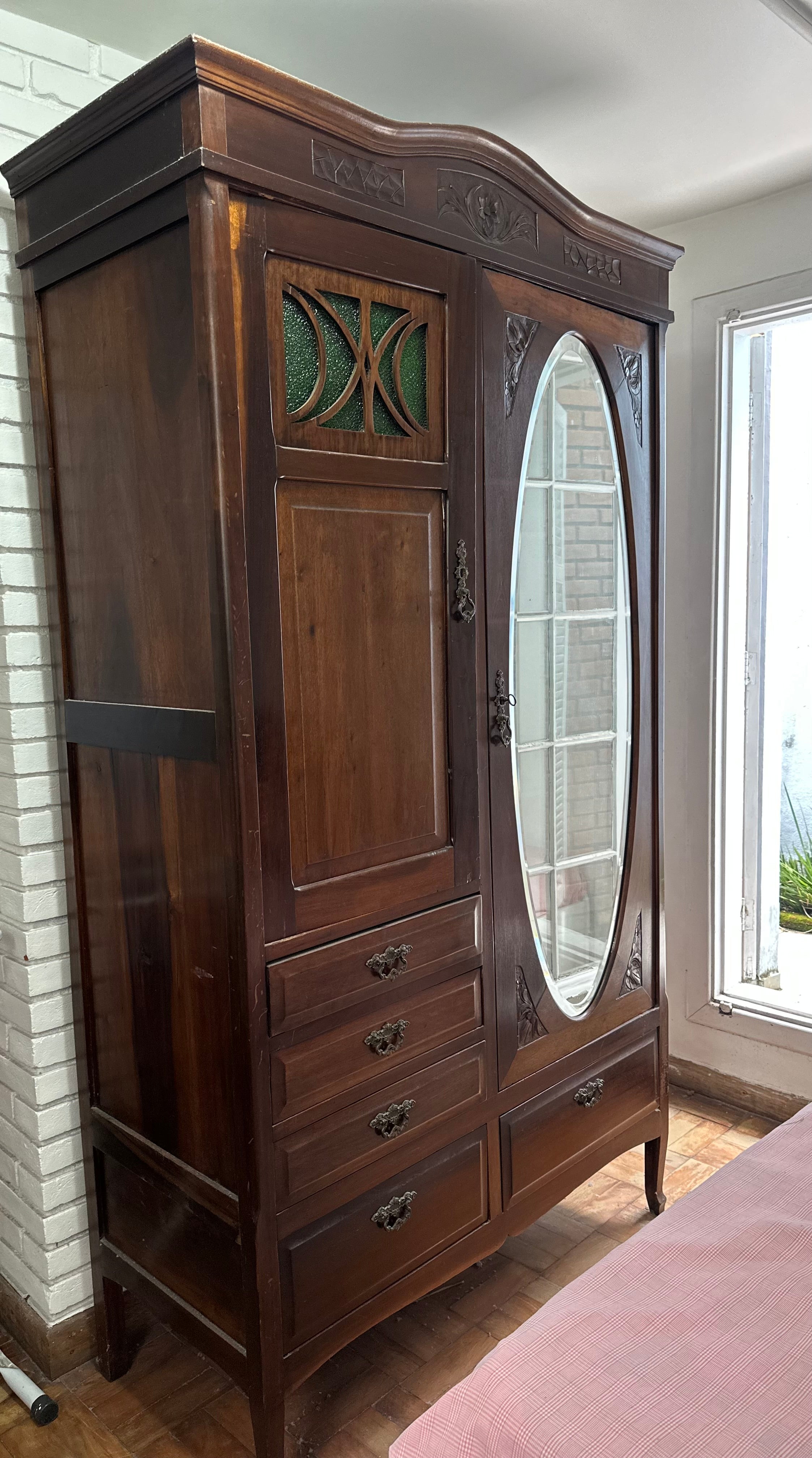 Imponente guarda-roupa em madeira Imbuia estilo Art Deco com espelho oval 