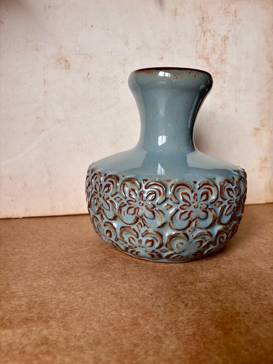 Vaso em cerâmica esmaltada azul-acinzentada com relevo floral (DMCPS_527)