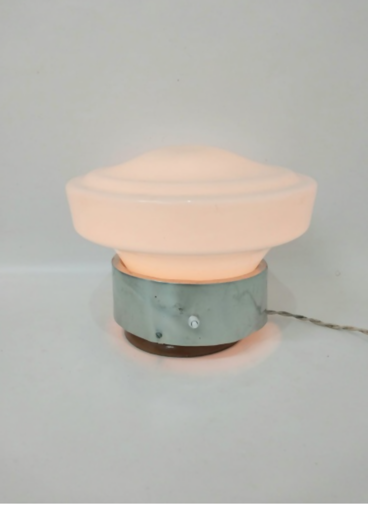 Luminária vintage estilo midcentury com base em metal e cúpula em opalina