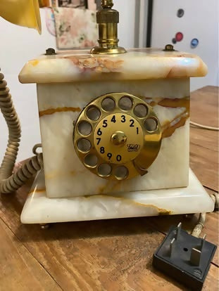 Telefone antigo em mármore