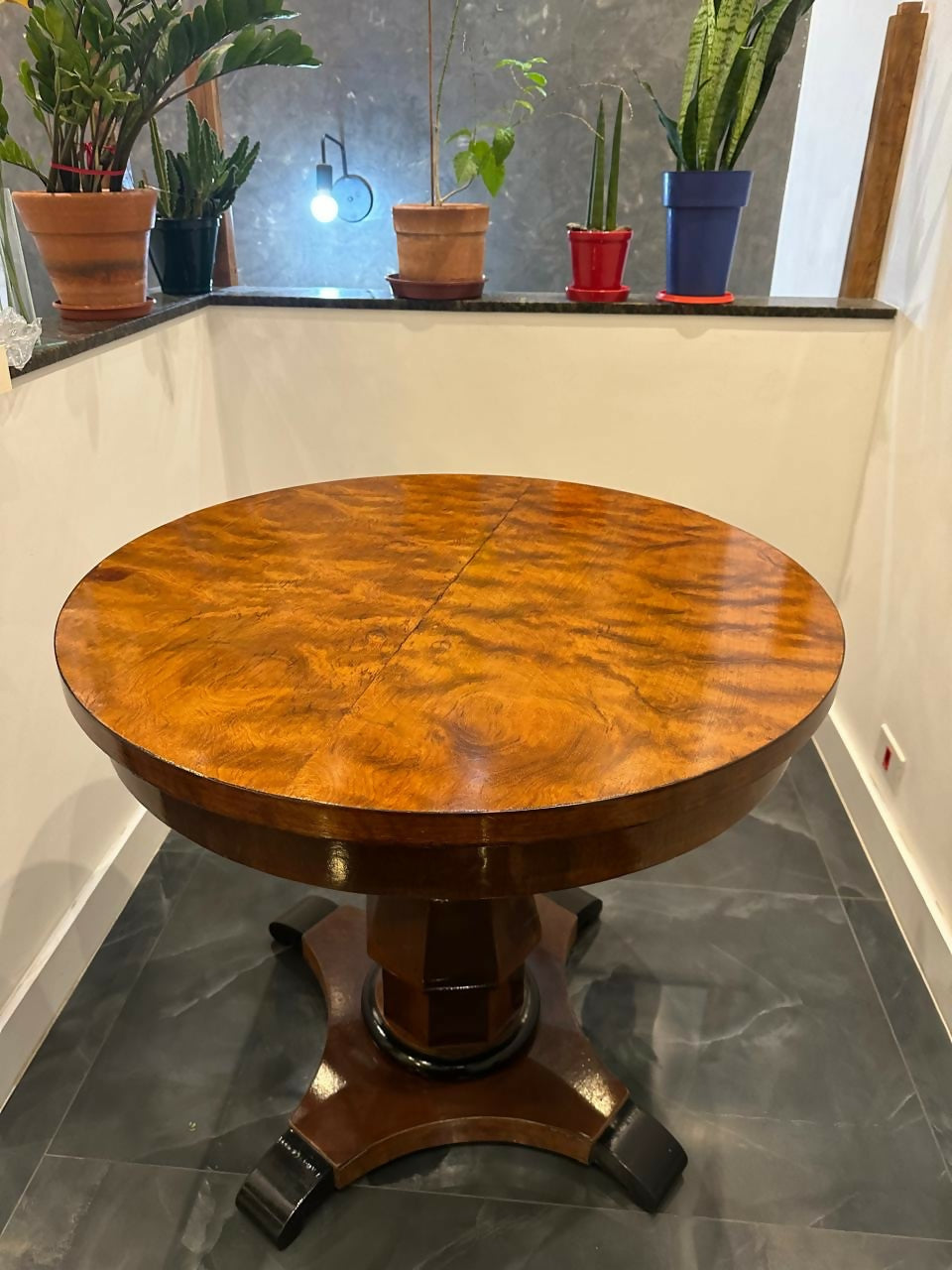 Elegante mesa mesa em madeira maciça para 4 pessoas