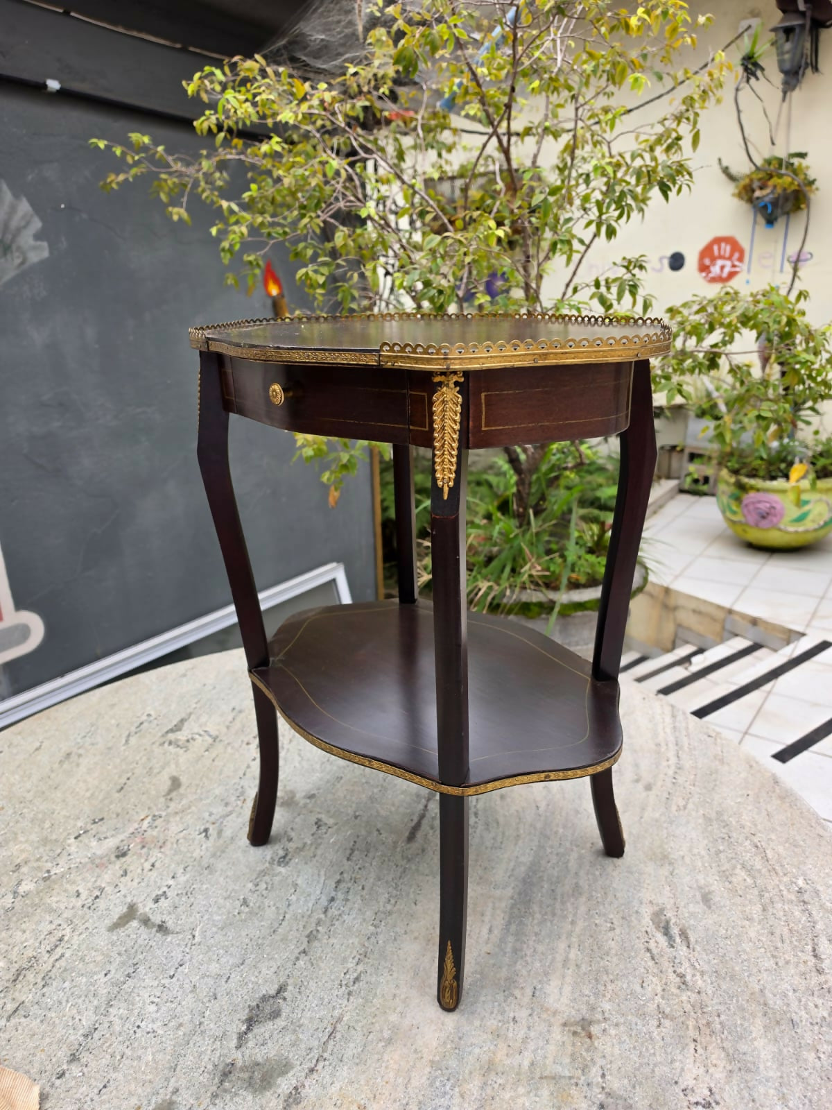Mesa lateral estilo inglesa com detalhes em latão