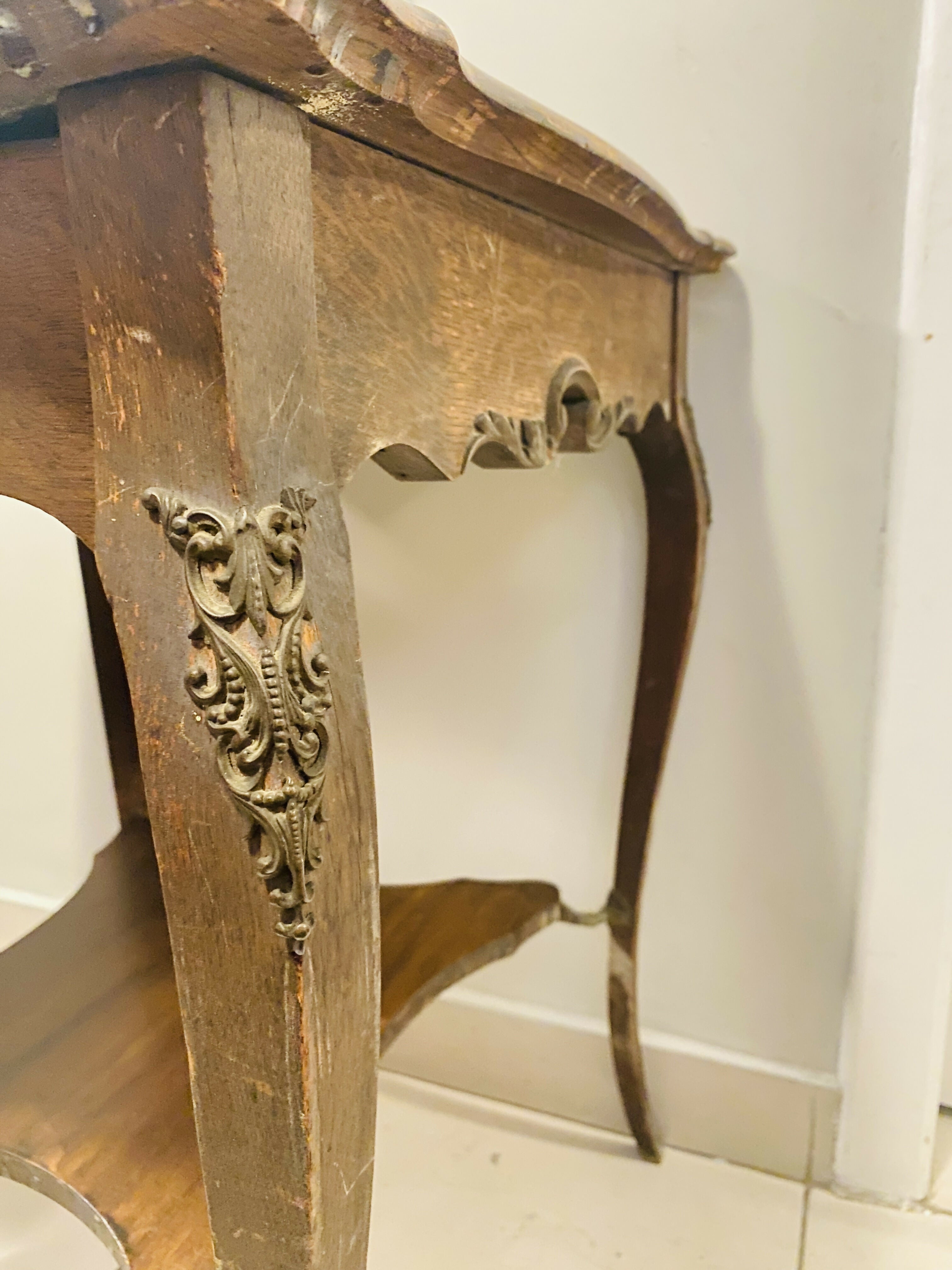 Mesa de canto antiga (Luis XV) com detalhes em bronze