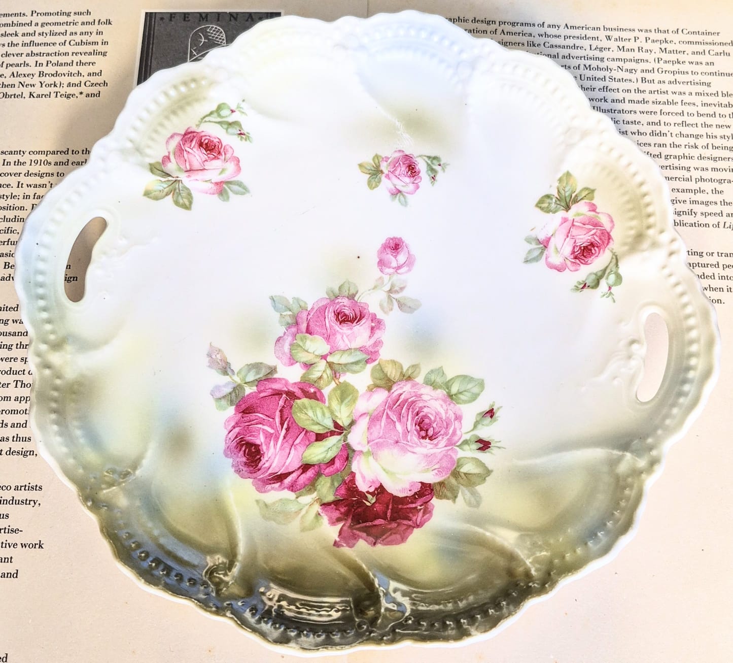 Antigo prato de bolo com alças em porcelana alemã da região da Turíngia, fabricado entre 1895 e 1920, pintado à mão,  pela renomada C.A. Lehmann &amp; Sohn.