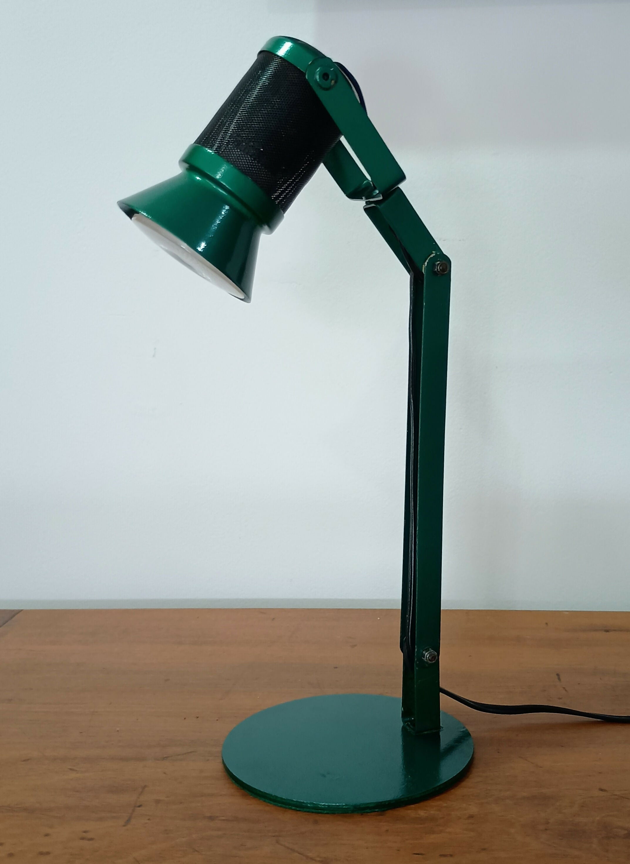 Antiga luminária de mesa articulada