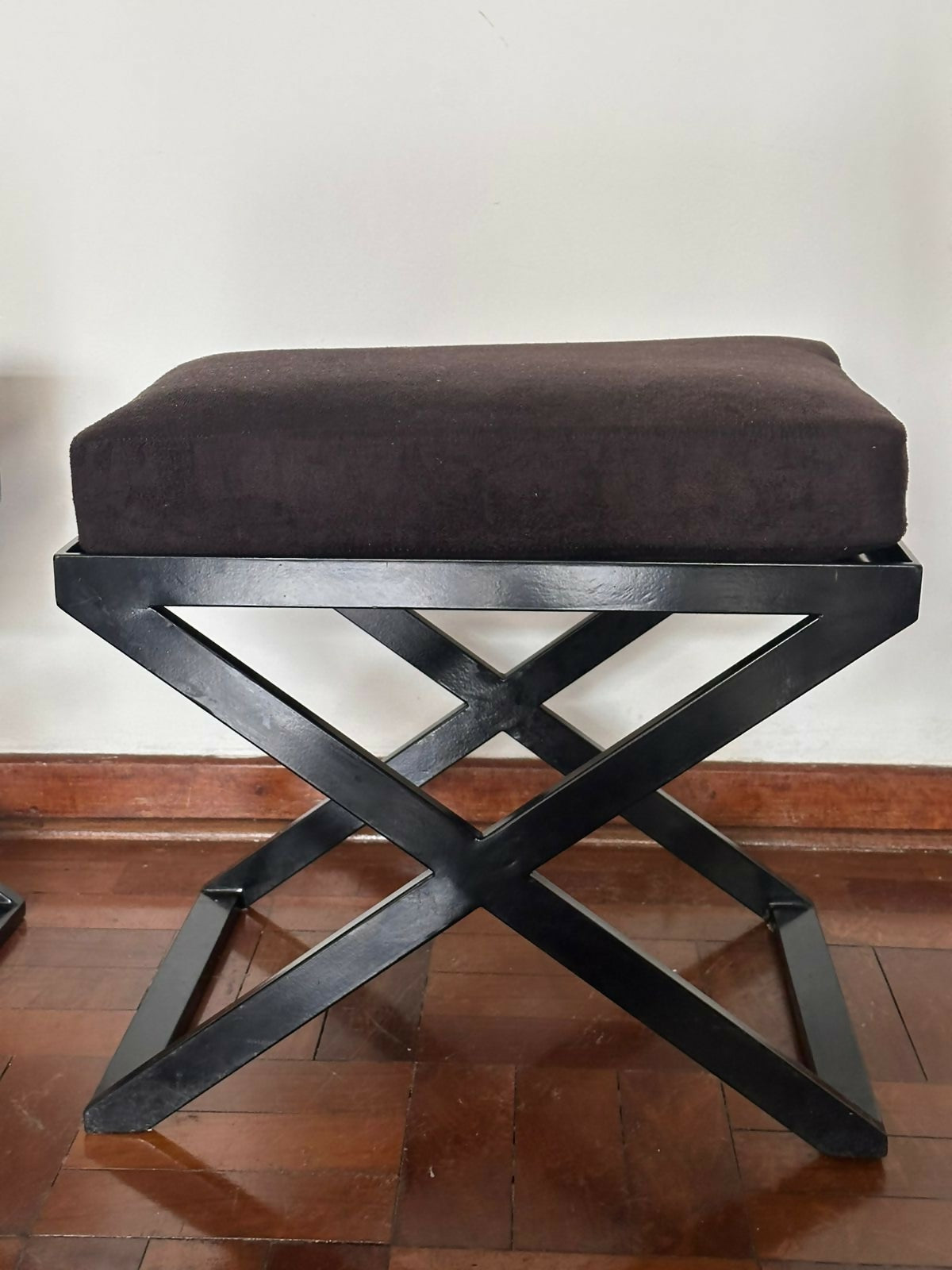 Par de Banqueta X com pés em ferro forjado pintadas de preto, acompanha assento em chenile preto com ziper