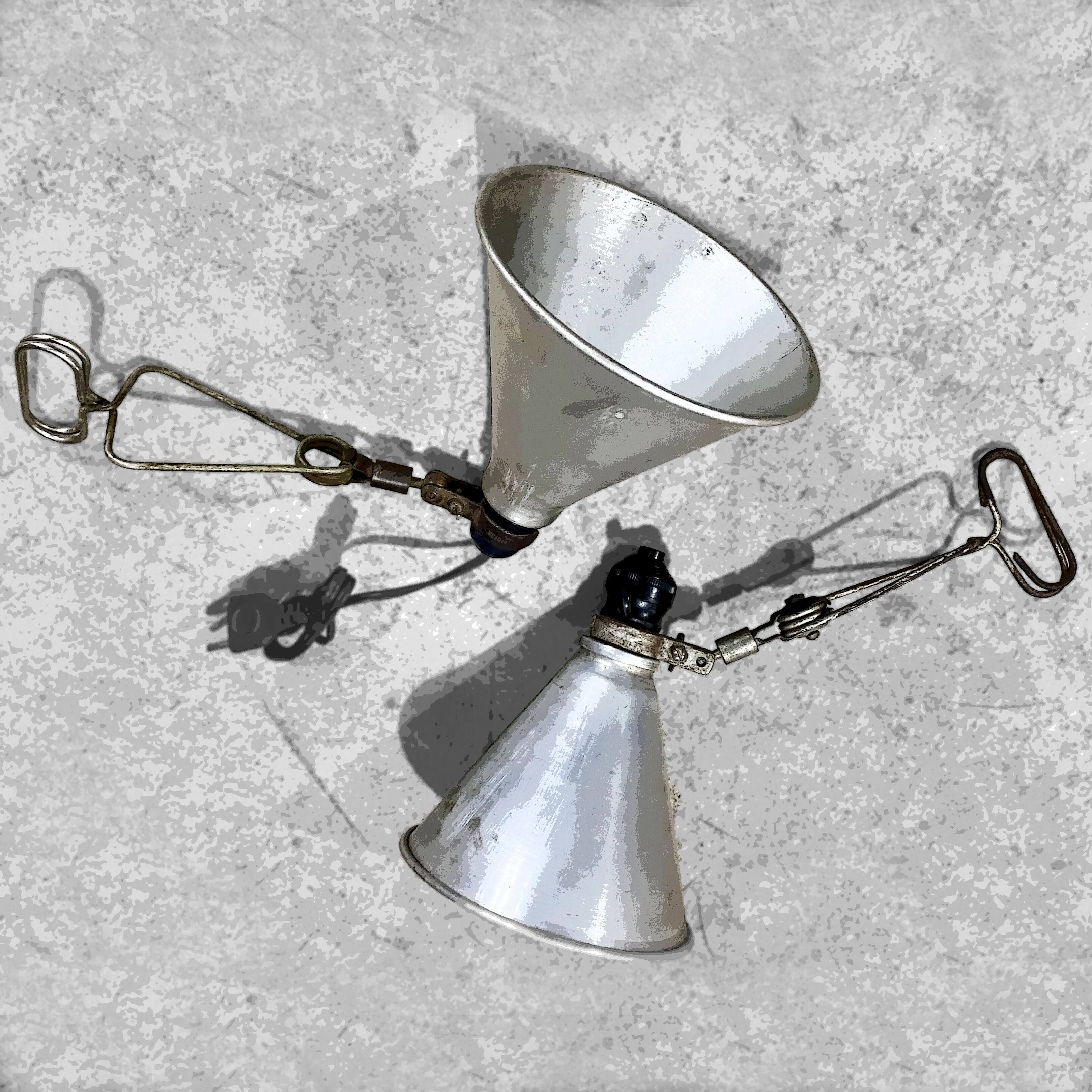 Luminária antiga com haste grampo