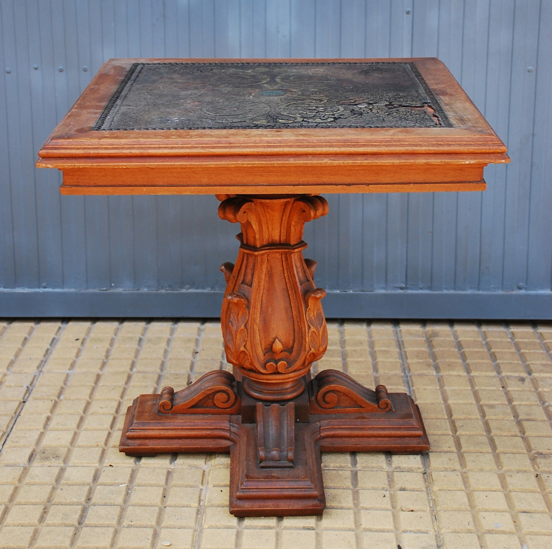 Mesa de centro entalhada a mão com tampo couro - anos 70