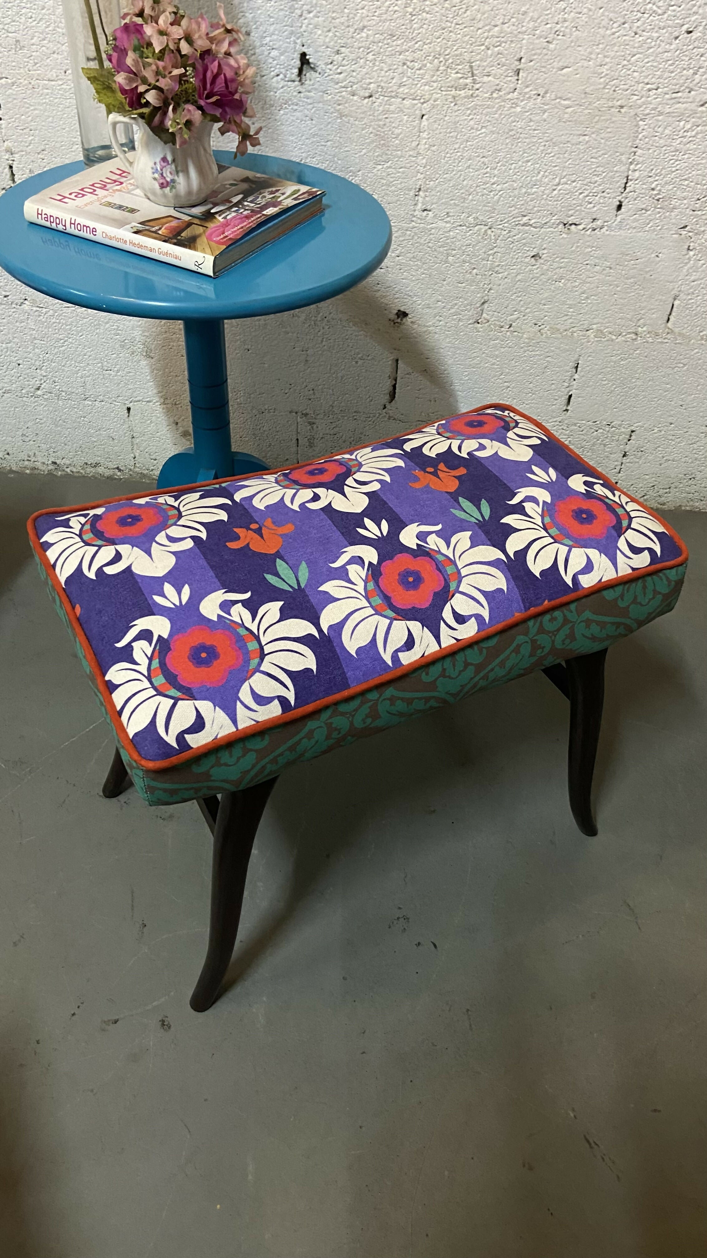 Banqueta Dora com estampa colorida