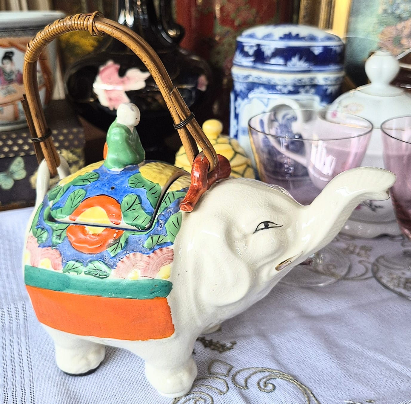 Bule vintage, anos 60, em cerâmica japonesa com pega em vime, no formato de elefante.  Excelente estado.