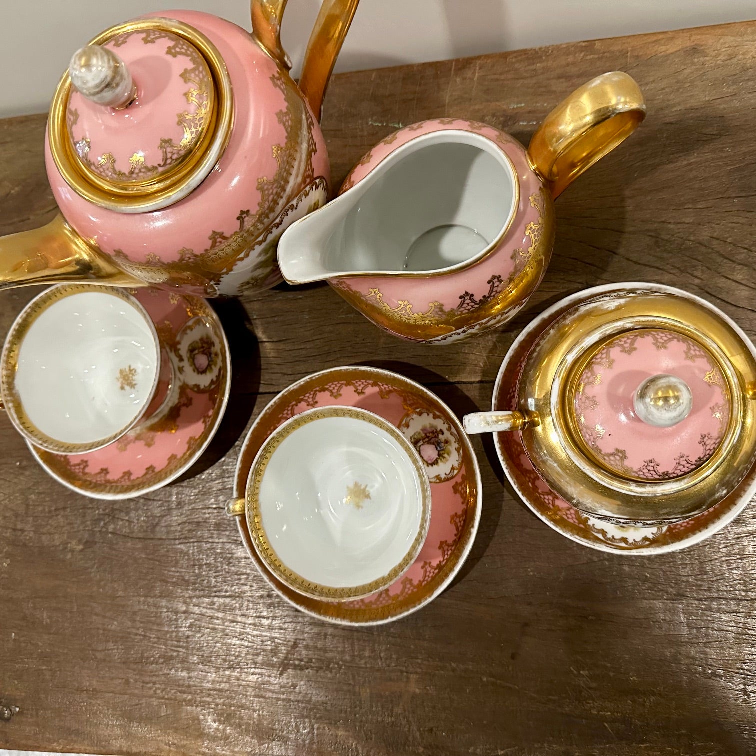 Jogo chá Luis XV tetê a tetê em porcelana inglesa em tons rosa e dourado 