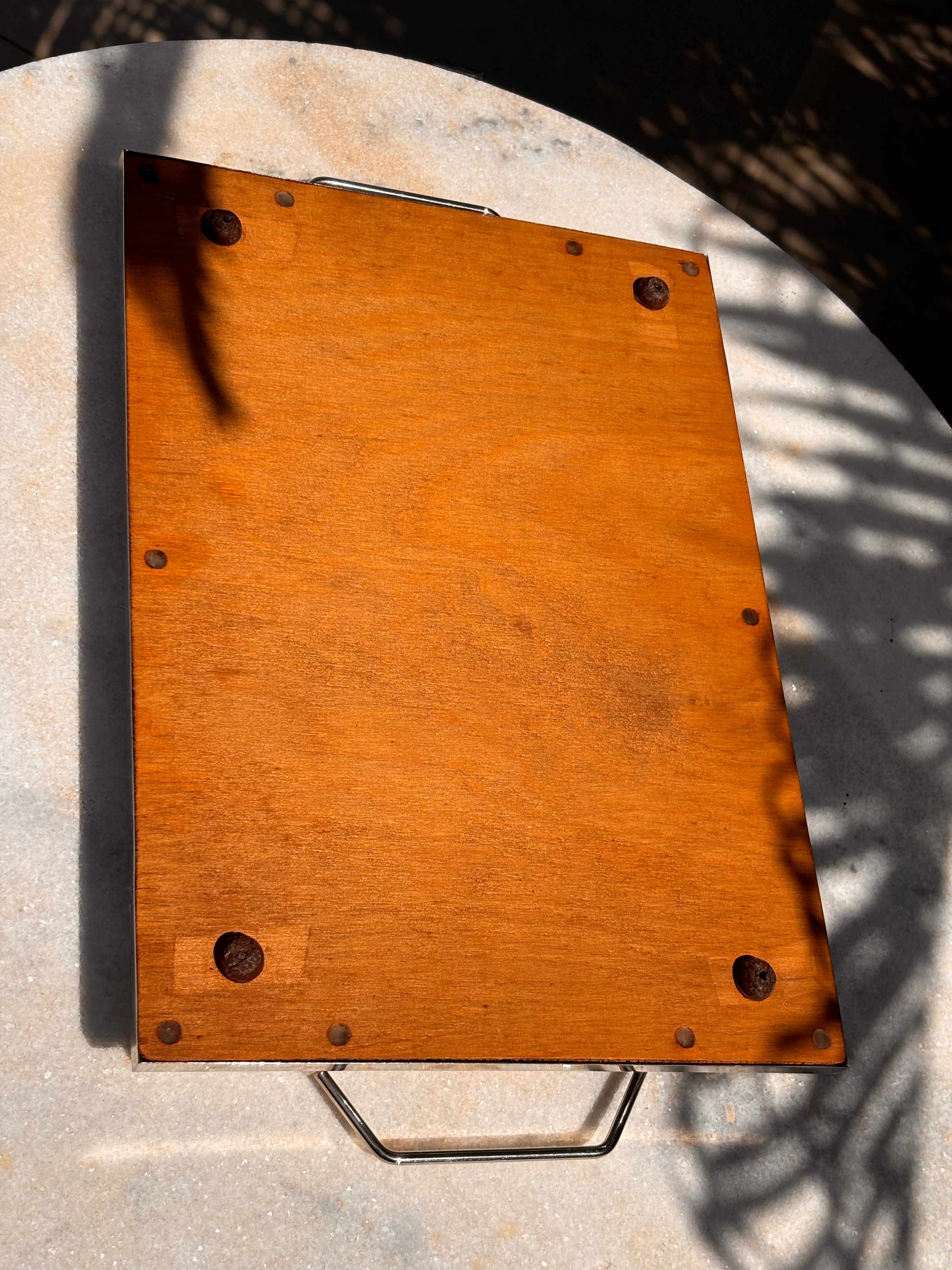 Bandeja Decorativa Retangular Luxo – Vermelha e Prata (Estilo Mid-Century)