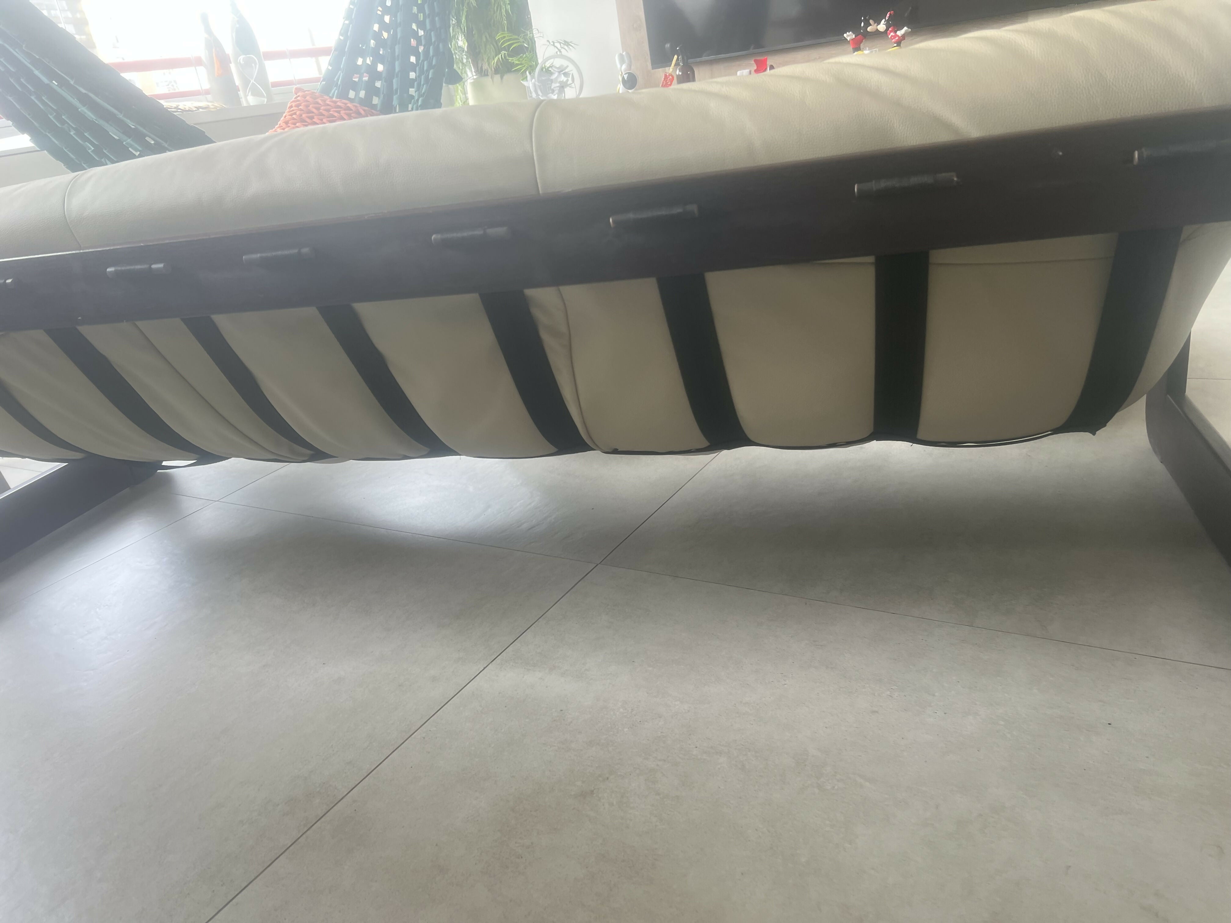 Sofá MP 97 Lafer em couro off White