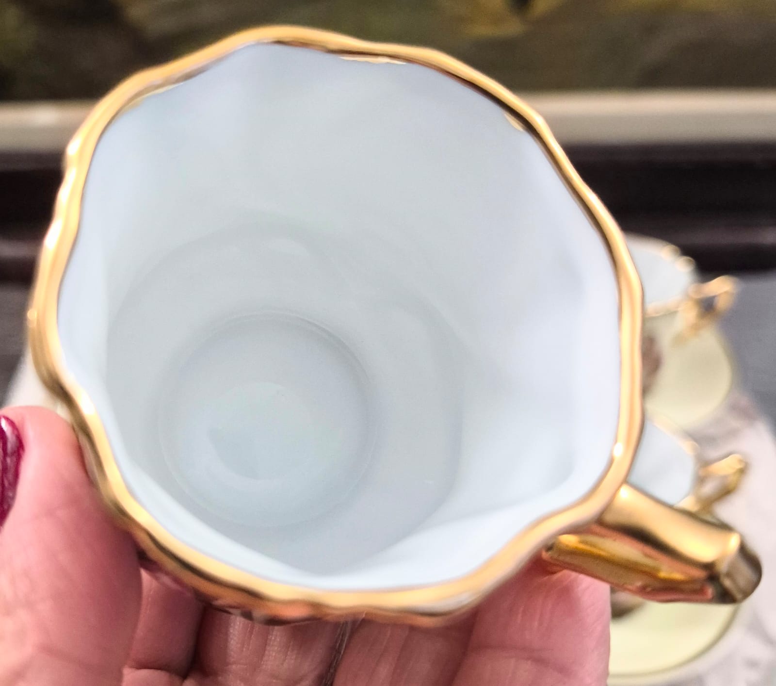 Conjunto de 5 xícaras para café em porcelana vintage maravilhosa DP, com linda cena galante e douração à ouro impecável. Uma lindeza!