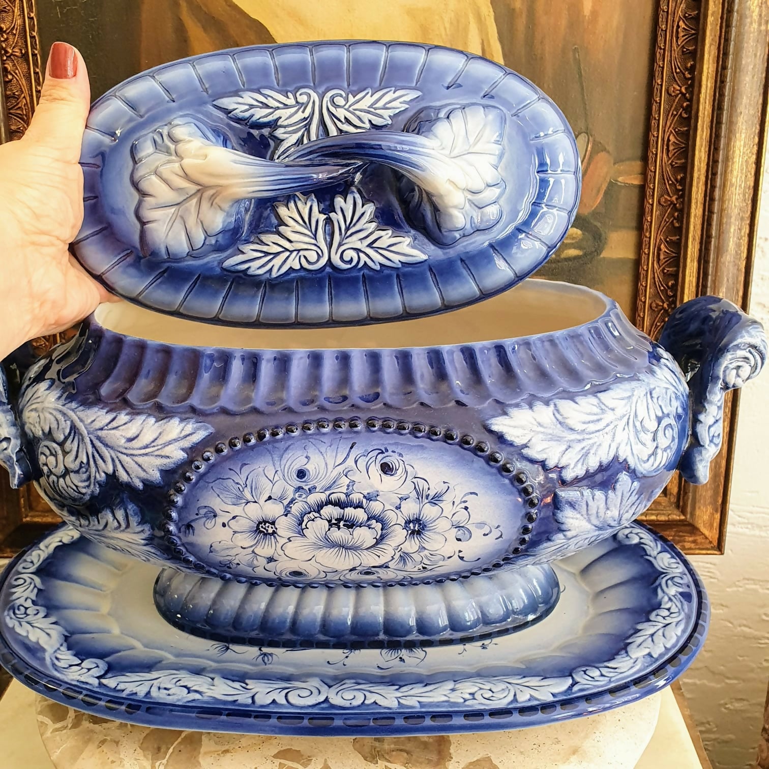 Sopeira enorme, antiga, em faiança europeia com presentoir. Linda e impecável!