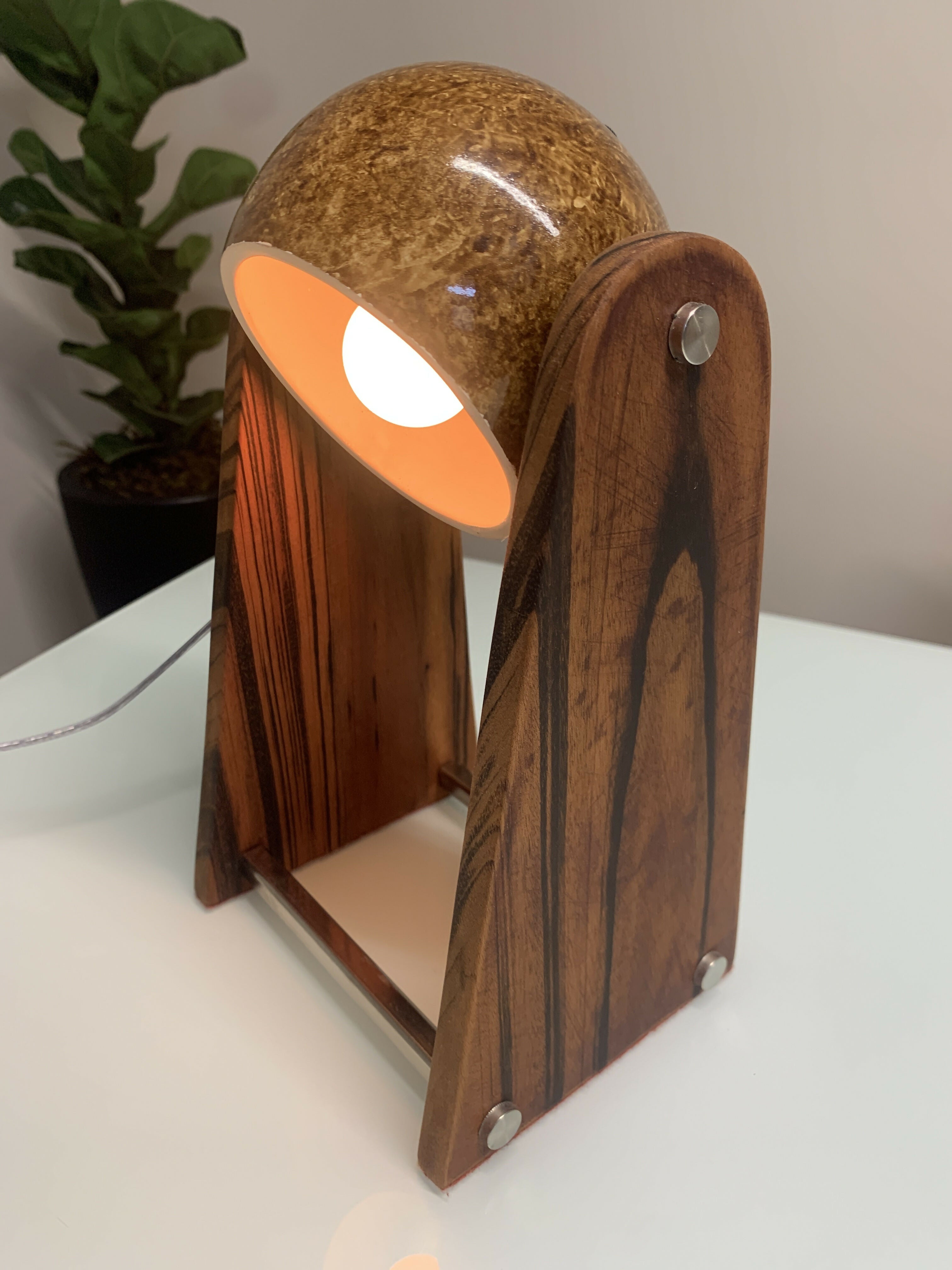 Luminária de mesa em cerâmica, madeira e inox